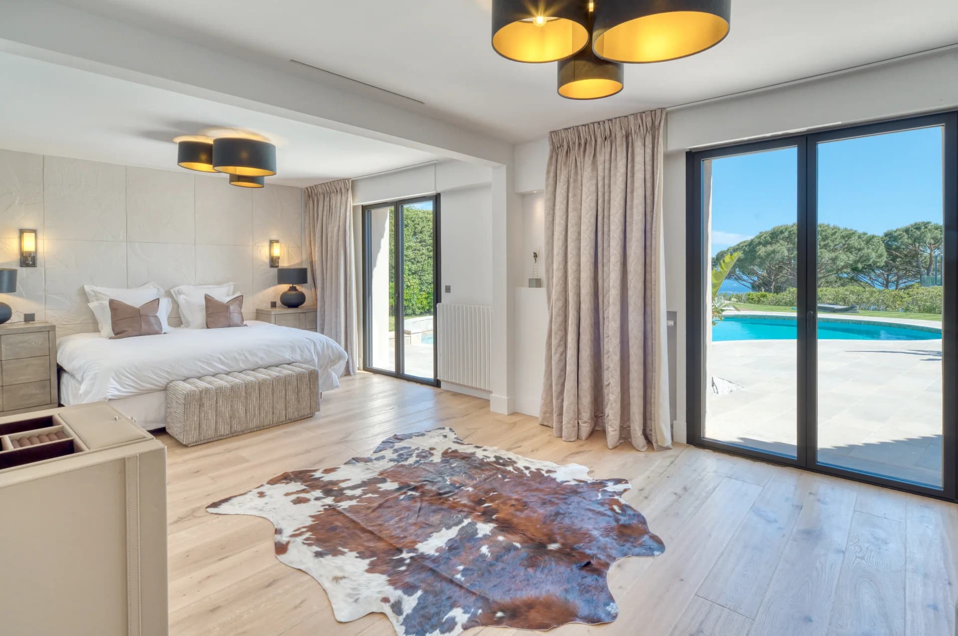 Suite principale ouverte sur la terrasse et la piscine, parquet clair