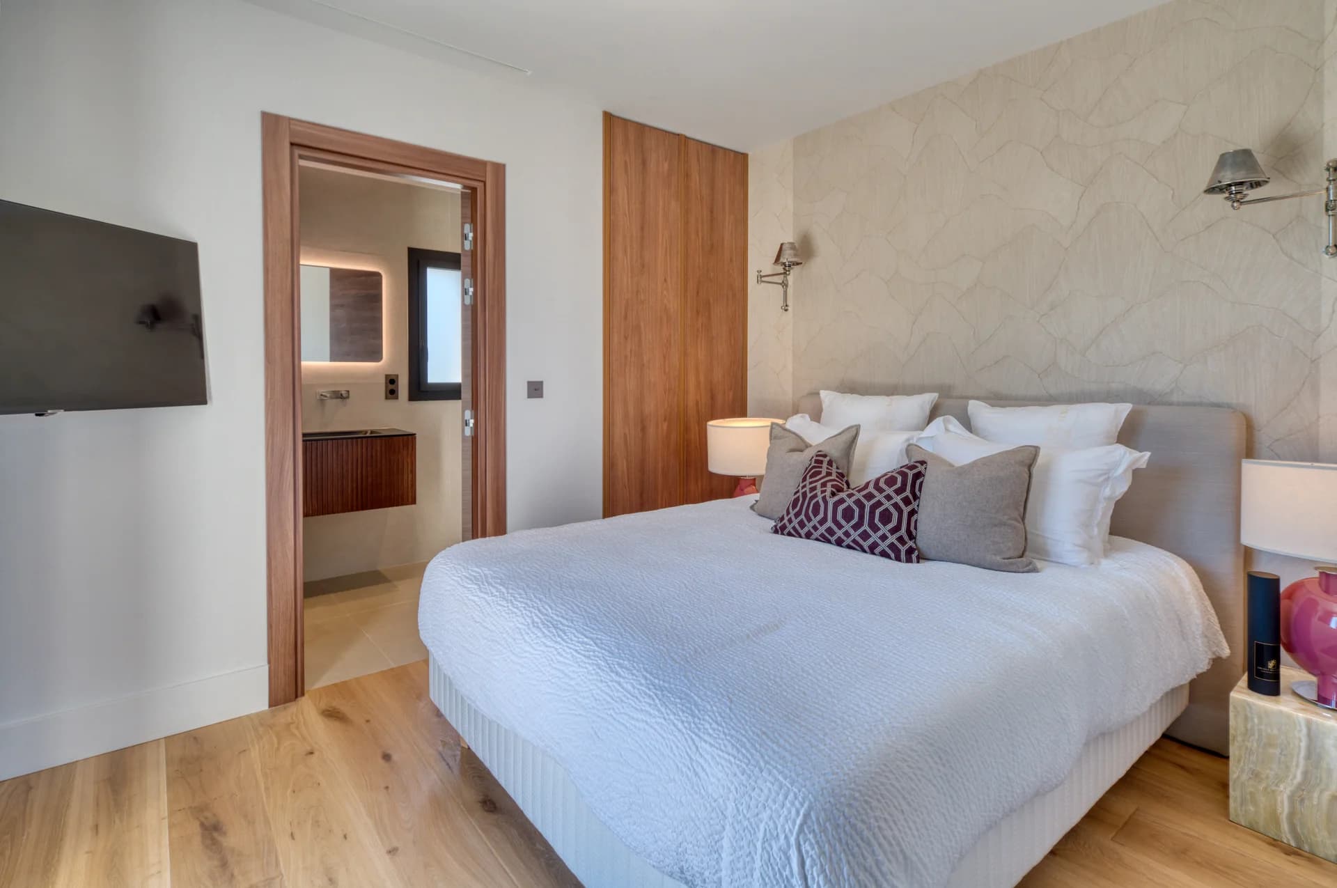 Chambre en suite, tête de lit tissée et salle de bain attenante