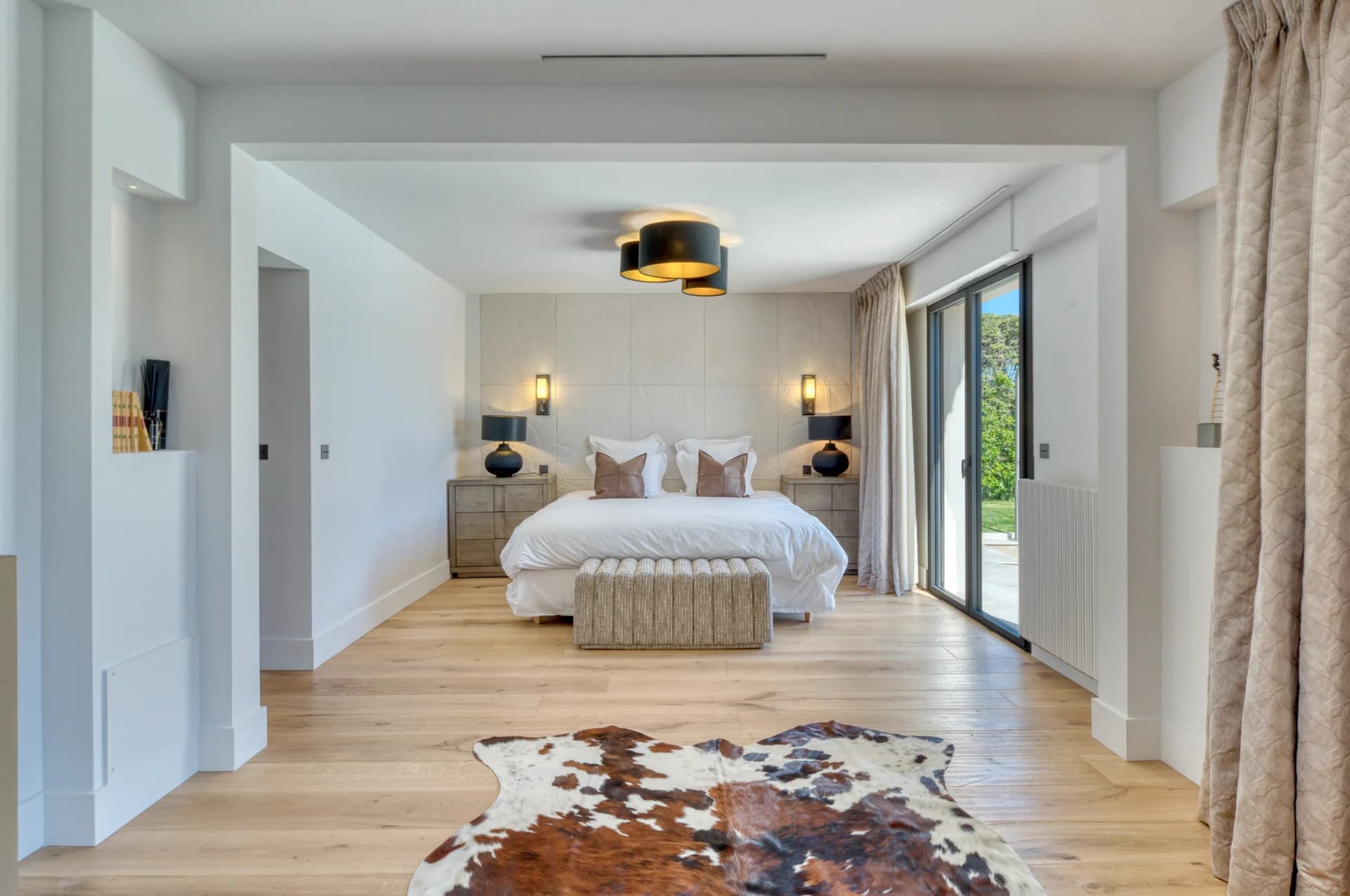 Suite principale, tête de lit sculptée et parquet clair