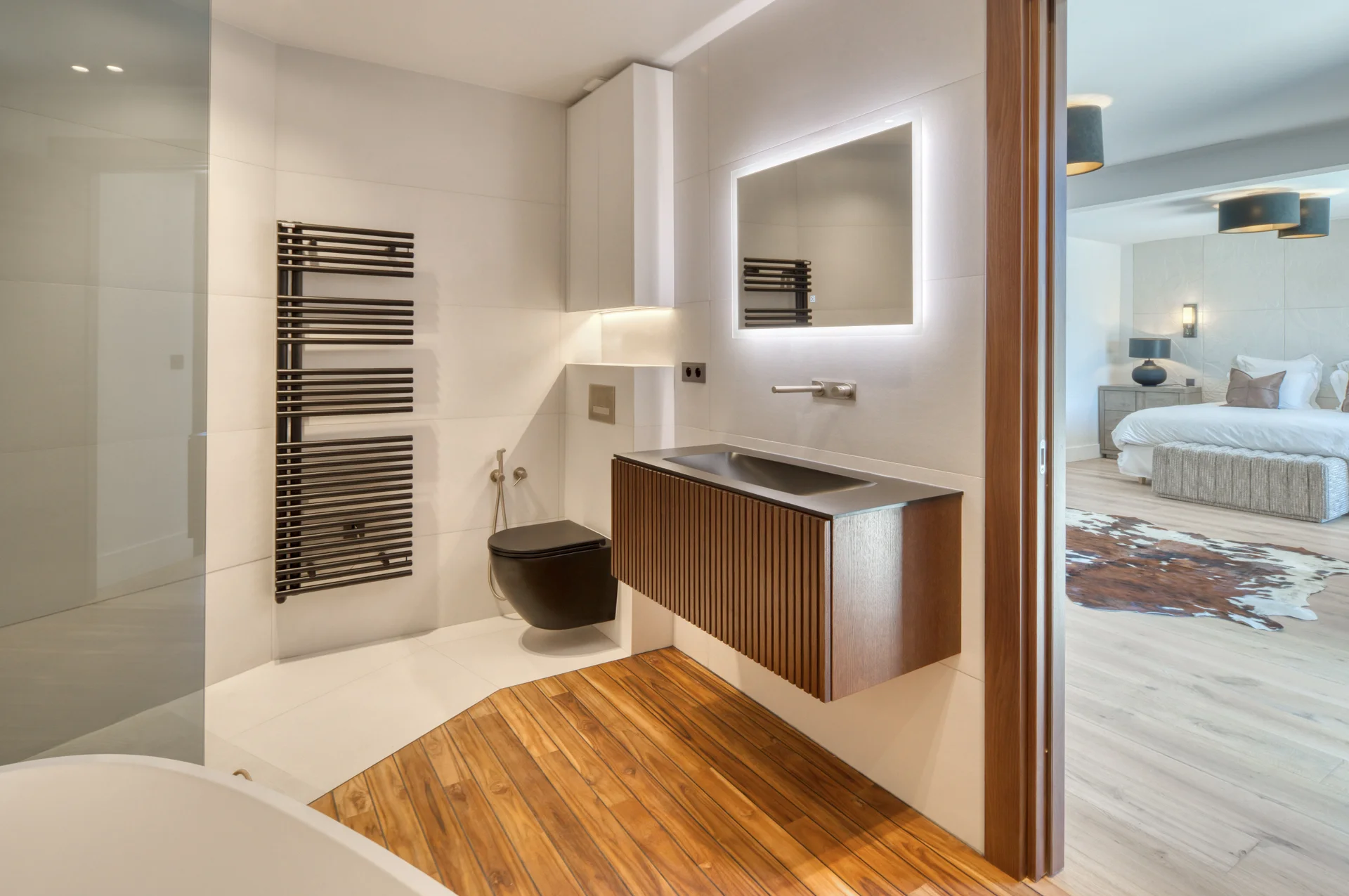 Salle de bain de la suite, meuble en bois strié et sol teck