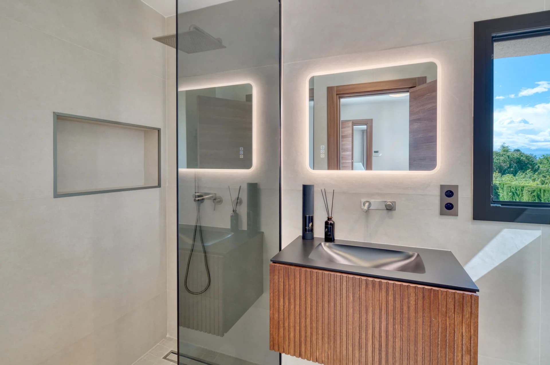 Salle de bain, meuble en bois nervuré et douche à l’italienne