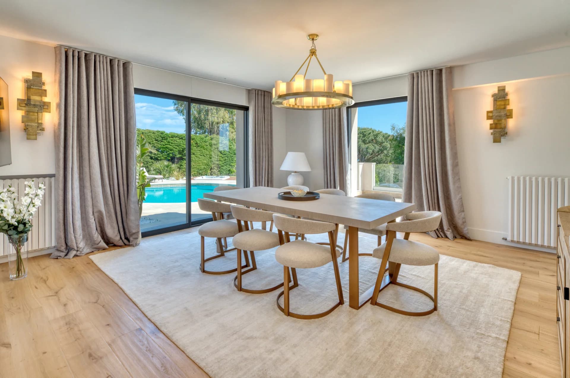 Salle à manger, table pour huit, appliques en bronze et deux baies