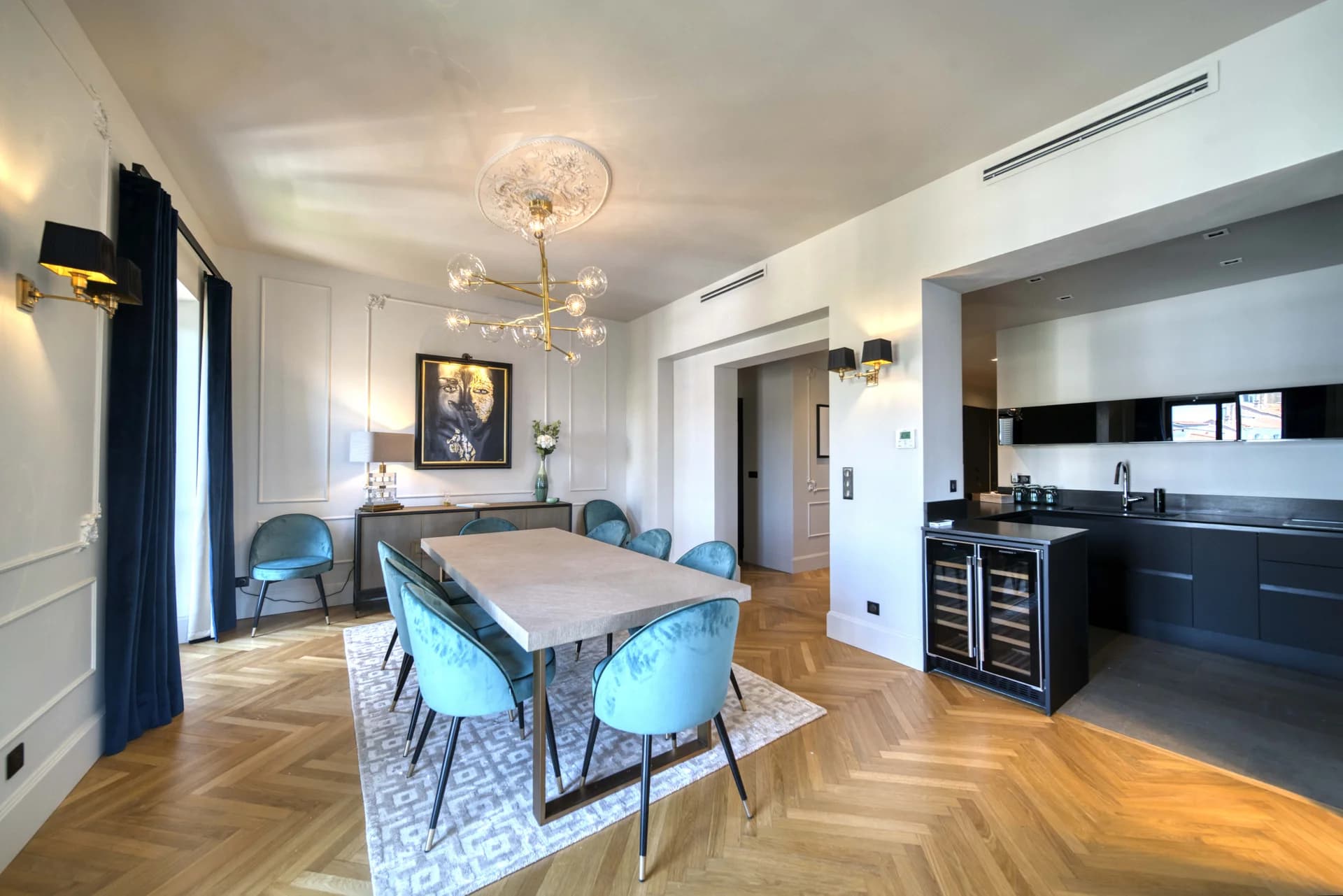 Salle à manger ouverte sur la cuisine et la cave à vin