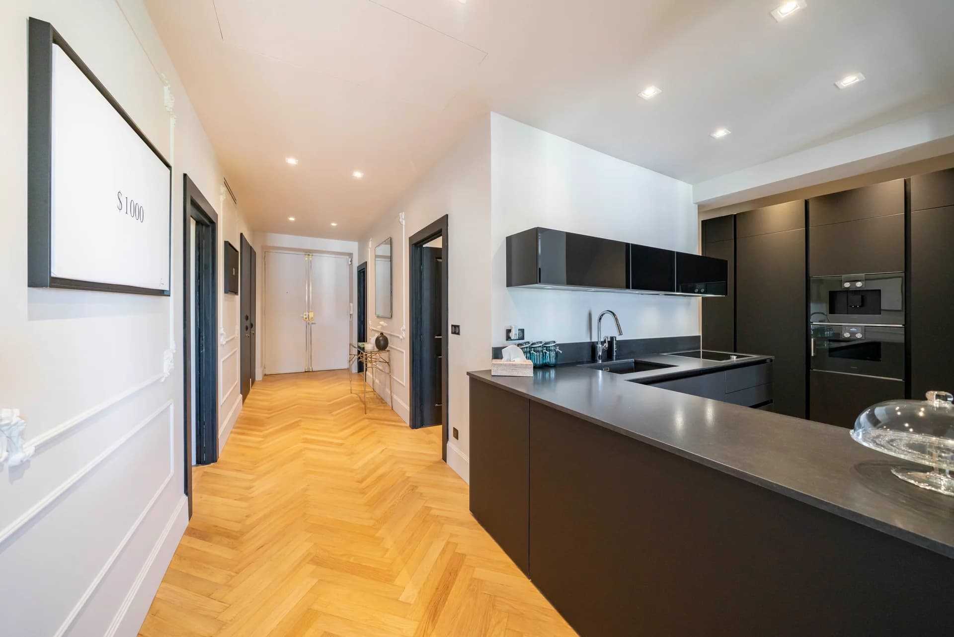 Cuisine noire et dégagement en parquet