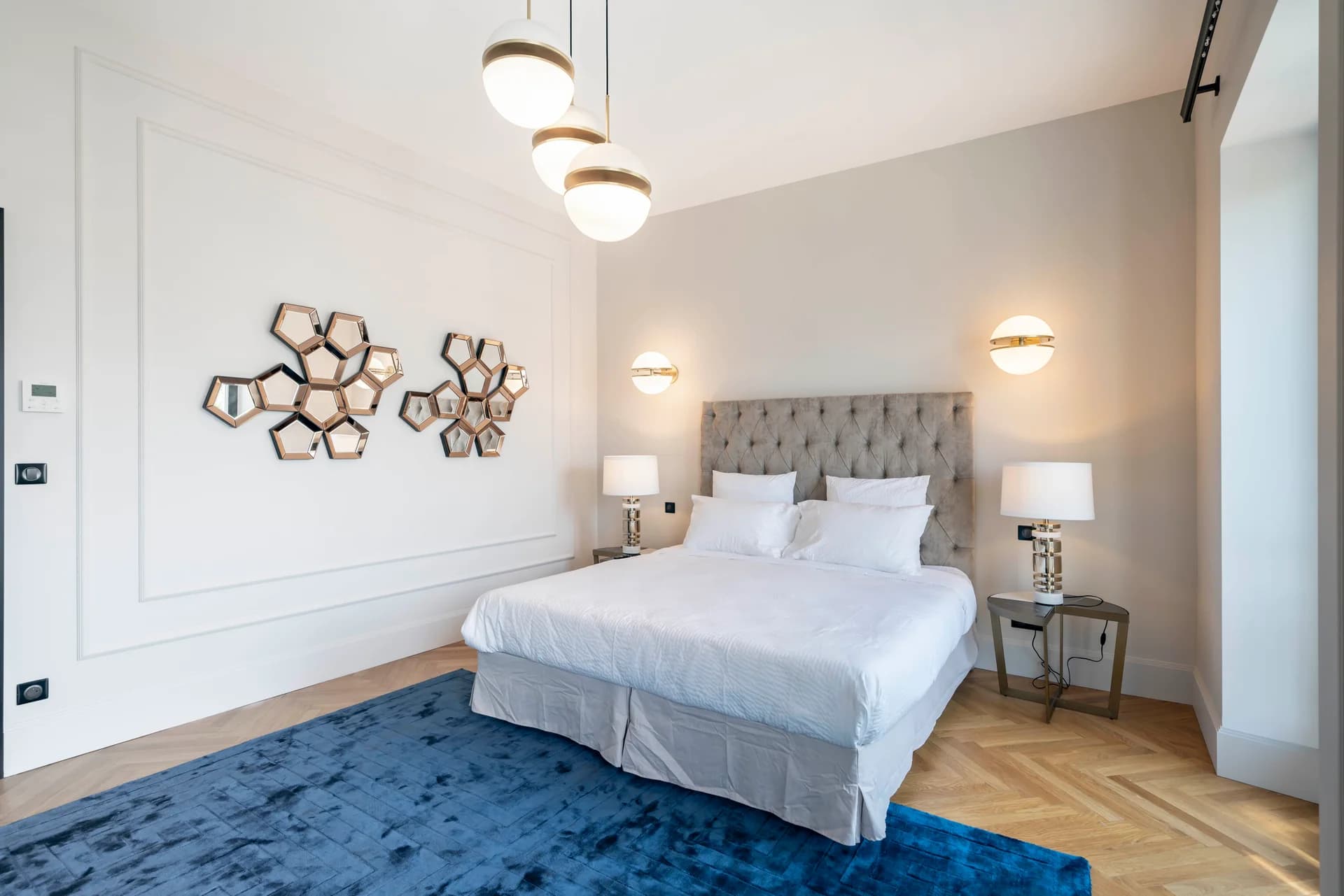 Suite parentale, tête de lit capitonnée et tapis bleu