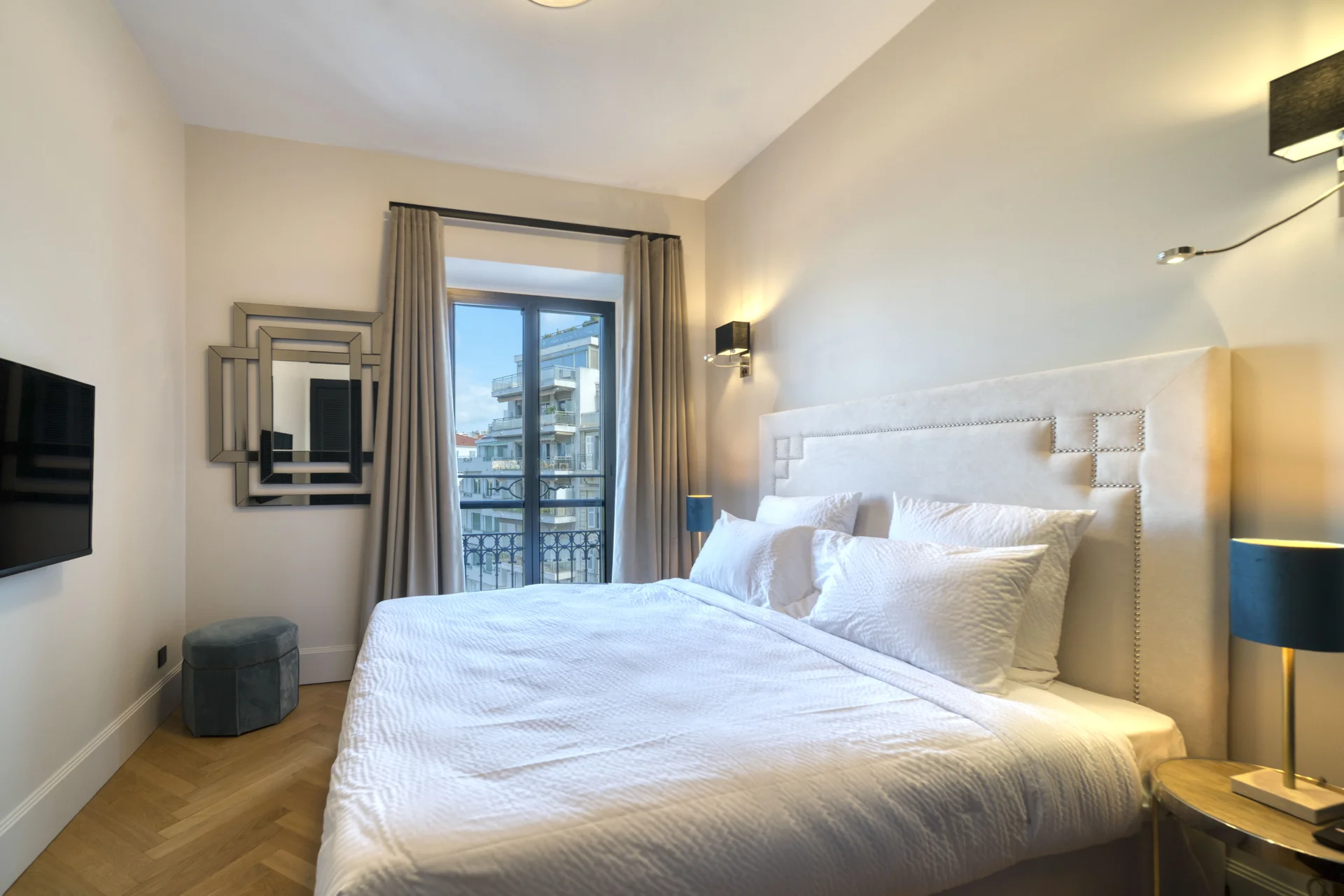 Chambre en suite, parquet à bâtons rompus et fenêtres sur le boulevard