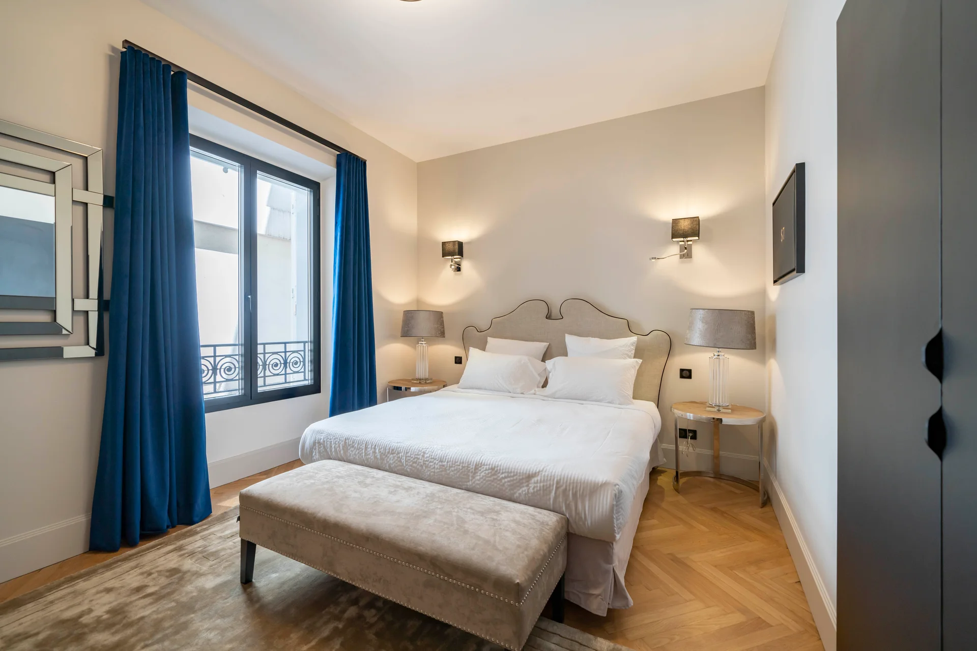Chambre aux rideaux bleus et lit à tête capitonnée