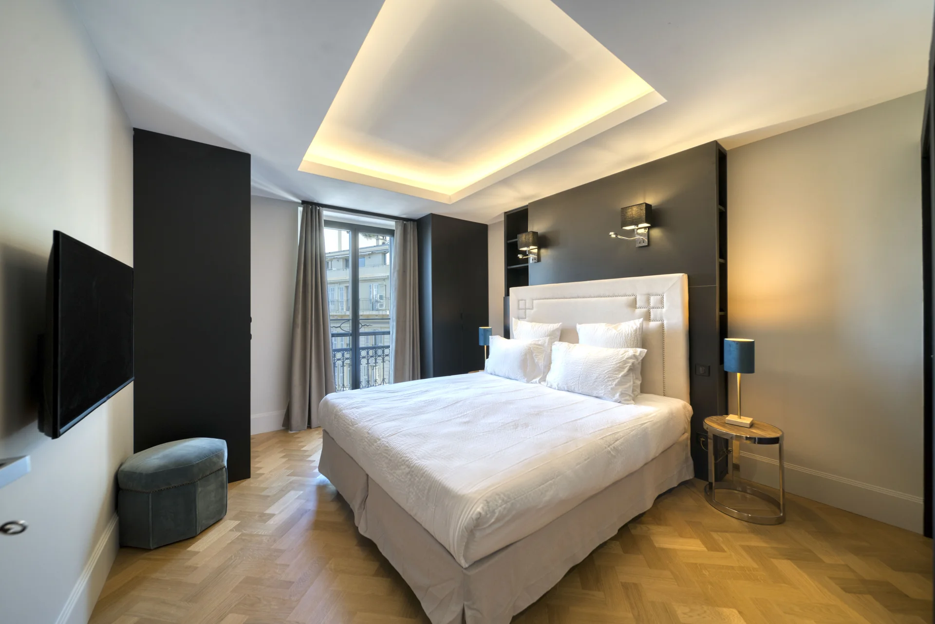 Chambre claire et banquette de pied de lit