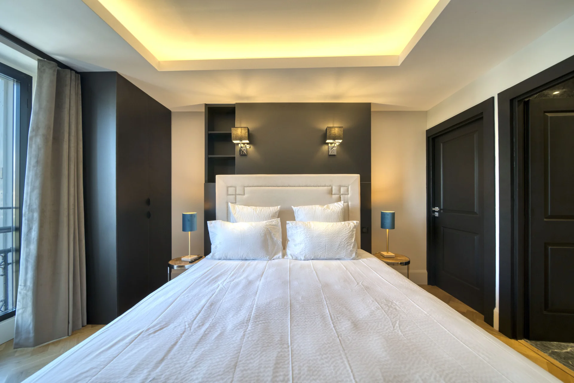 Chambre en suite, appliques et miroir
