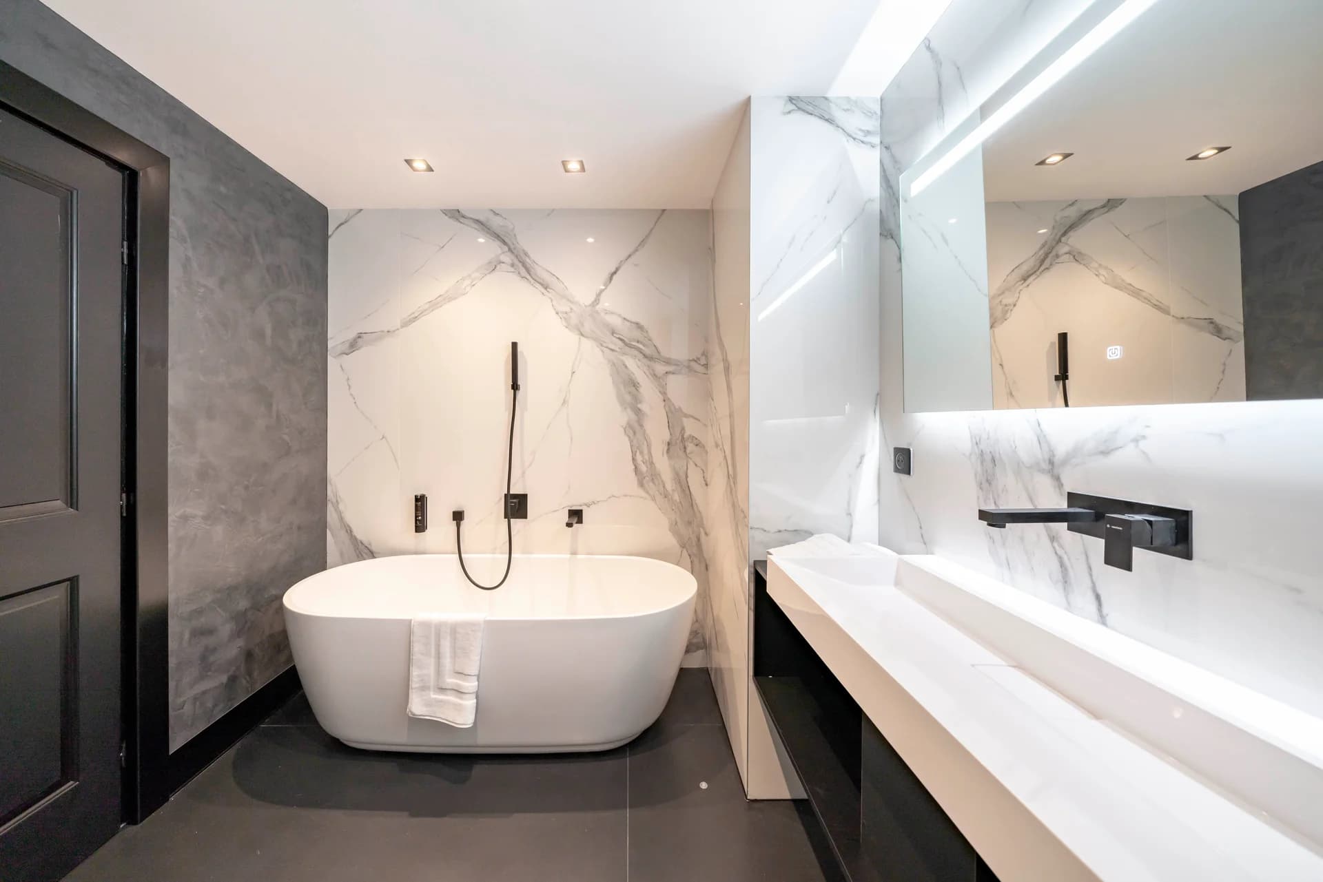 Salle de bain en marbre statuaire, baignoire îlot