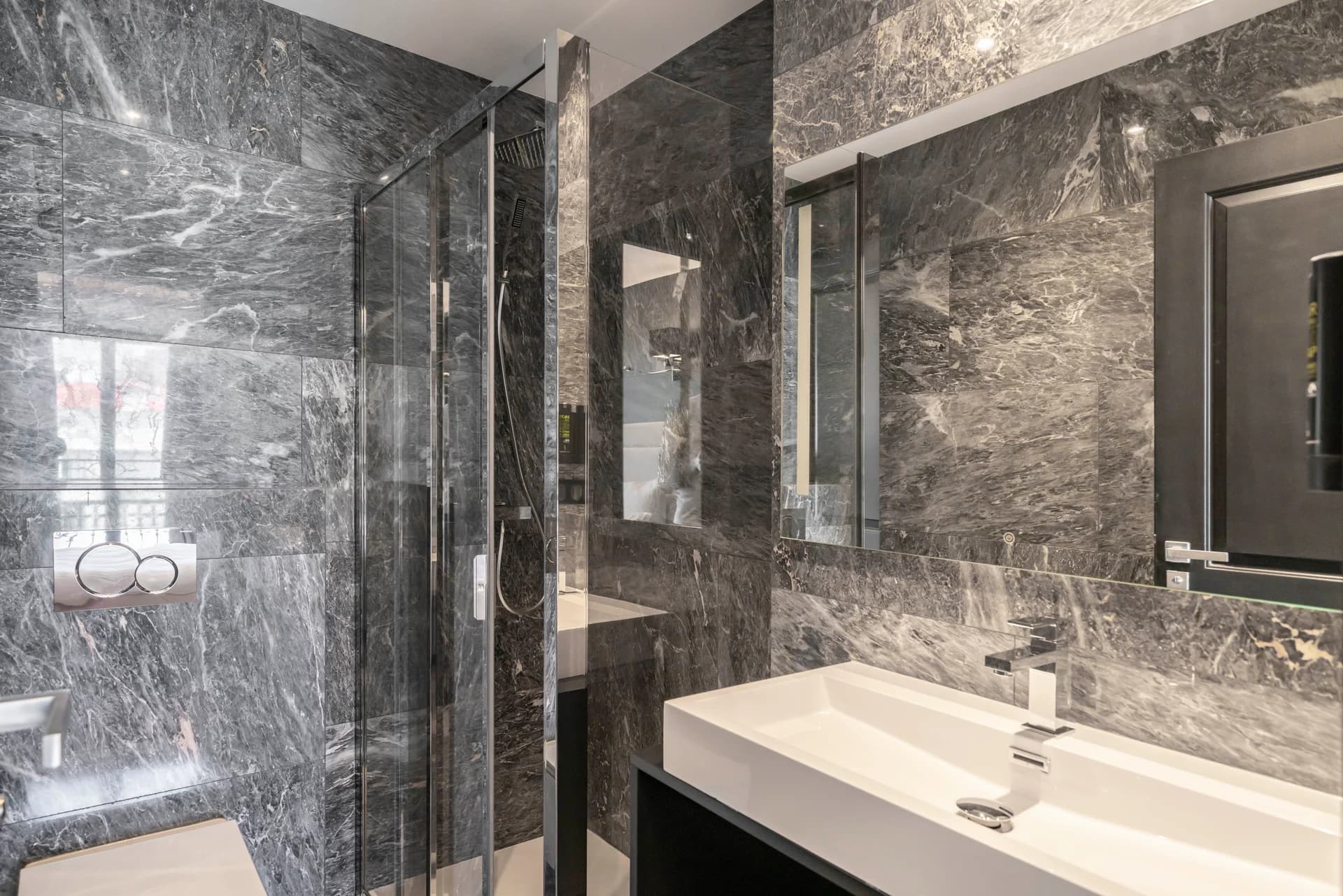 Salle de bain en marbre gris, douche à l’italienne