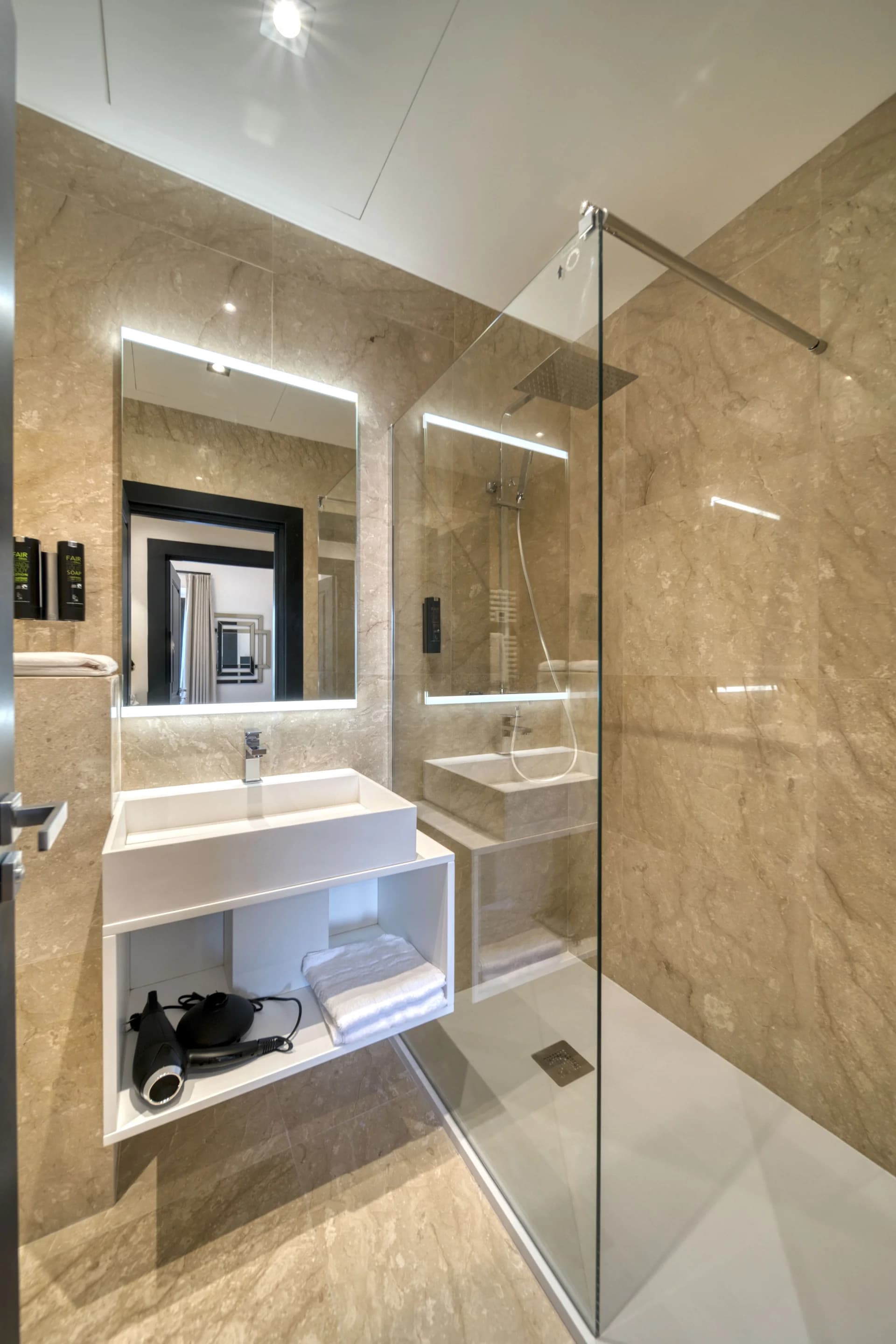 Salle d’eau en marbre, double vasque