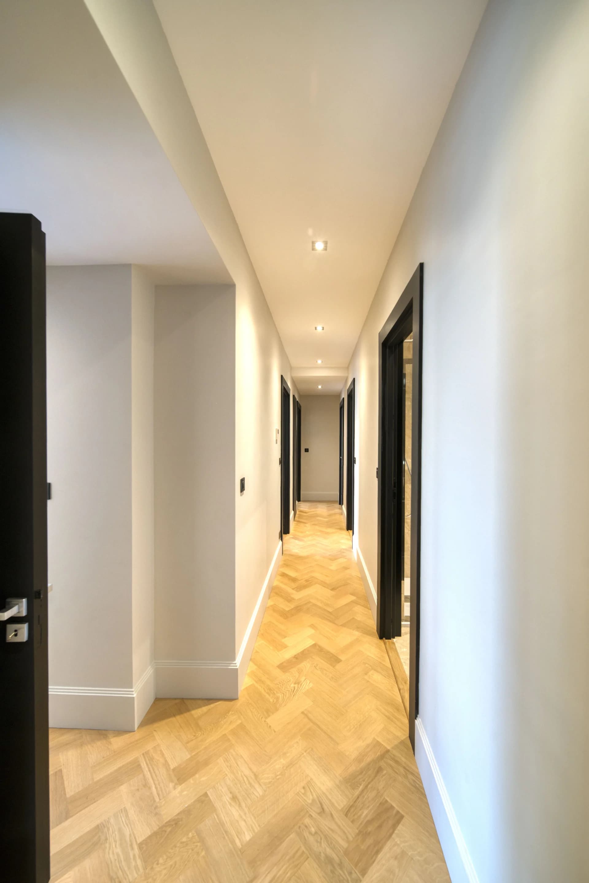 Couloir de distribution, parquet à bâtons rompus
