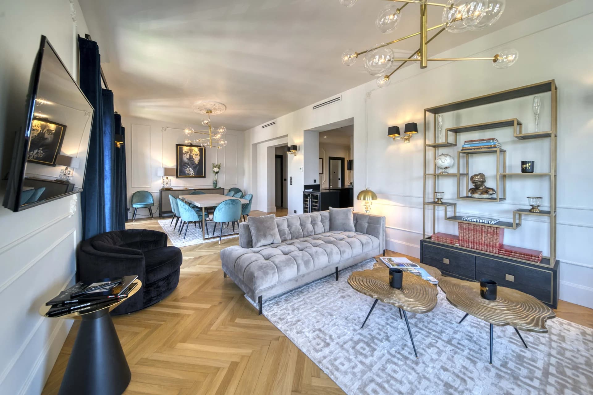 Le salon en enfilade, moulures et appliques