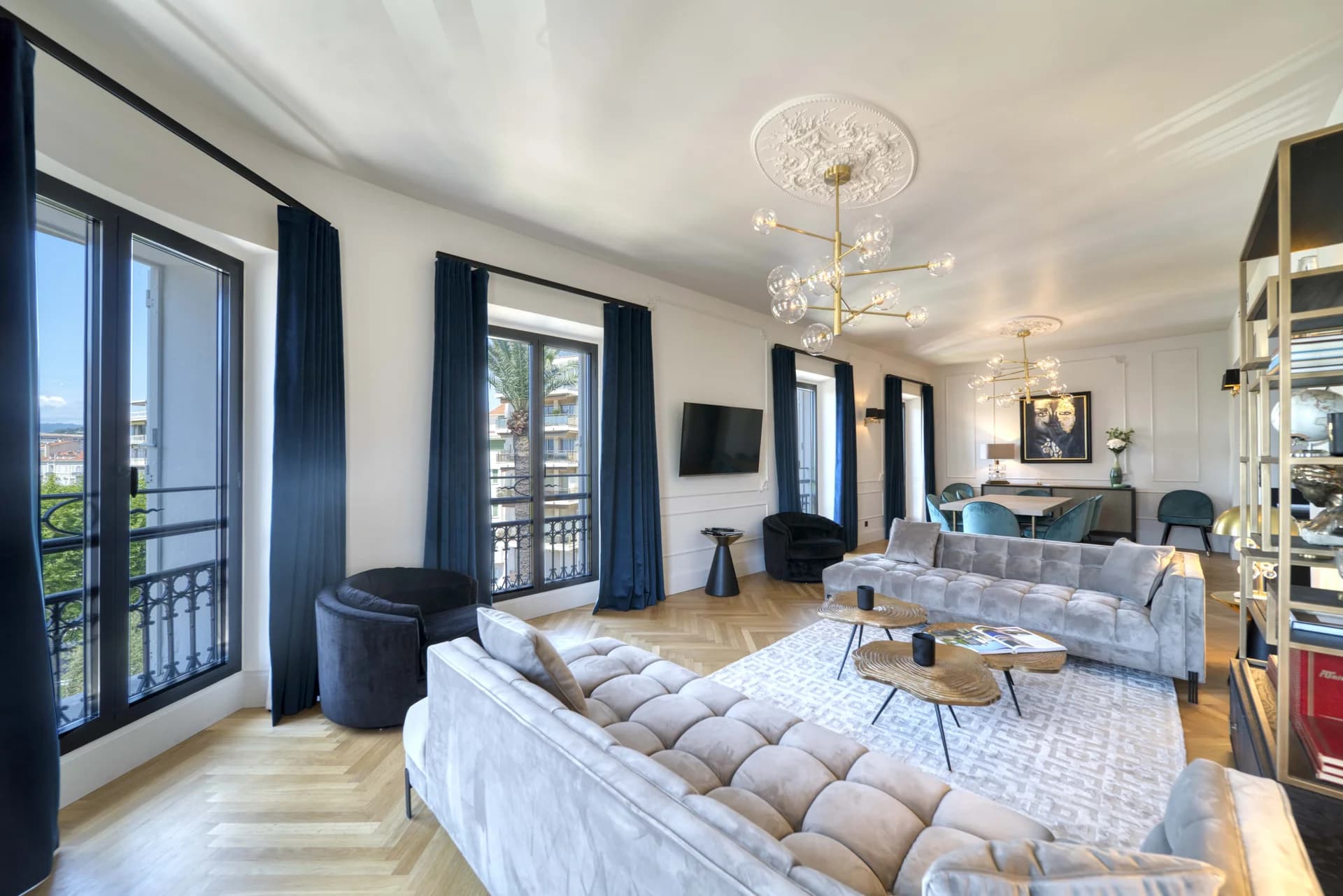 Salon ouvert sur le balcon du boulevard
