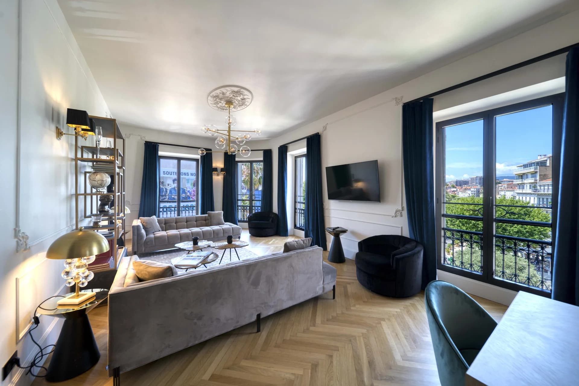 Salon et balcons, vue dégagée sur la ville et la mer