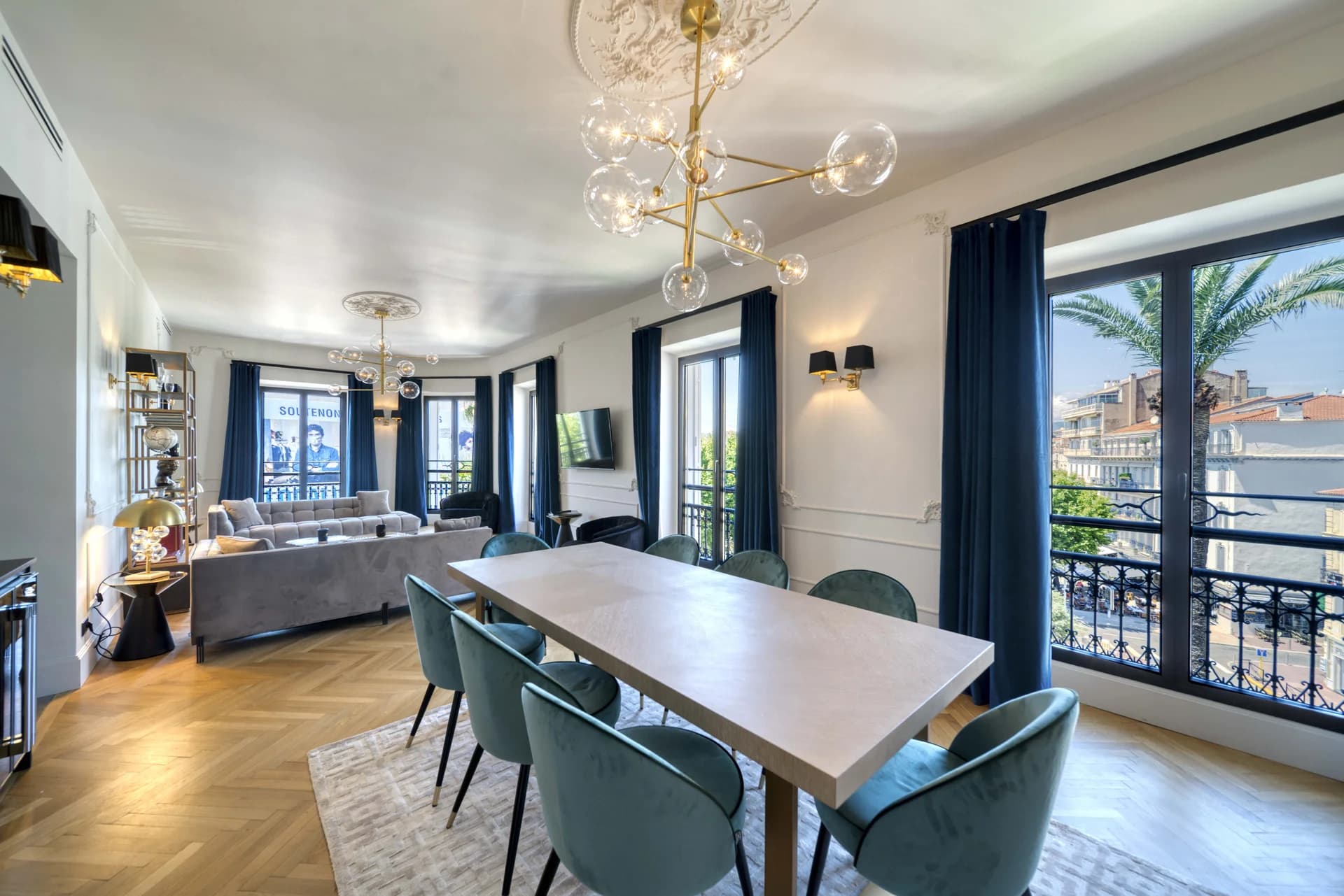 Salle à manger de huit couverts sous le lustre