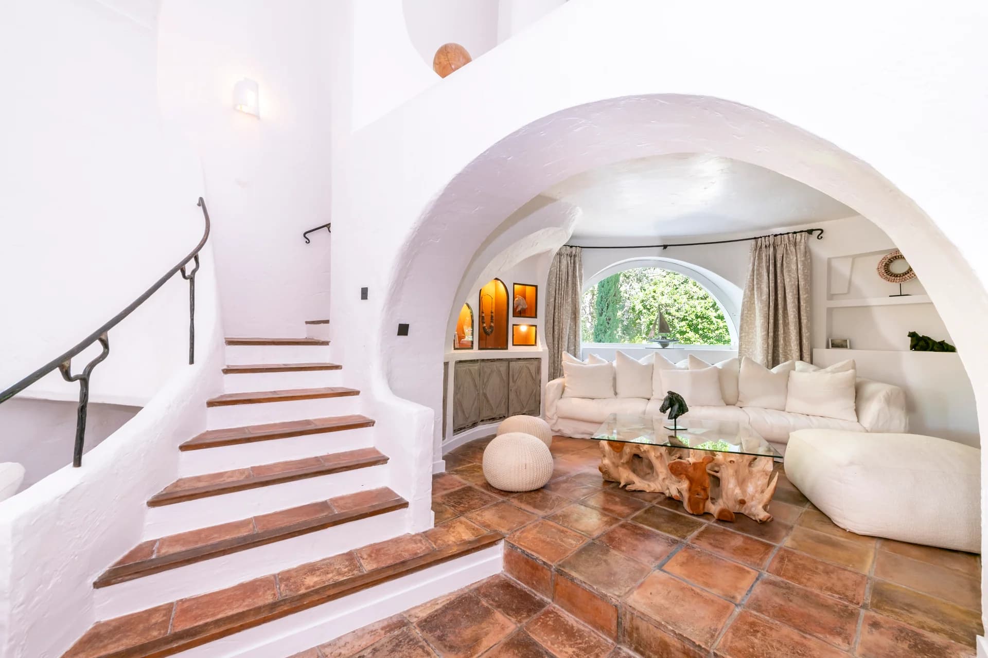 Escalier à marches de terre cuite et arche sur le petit salon