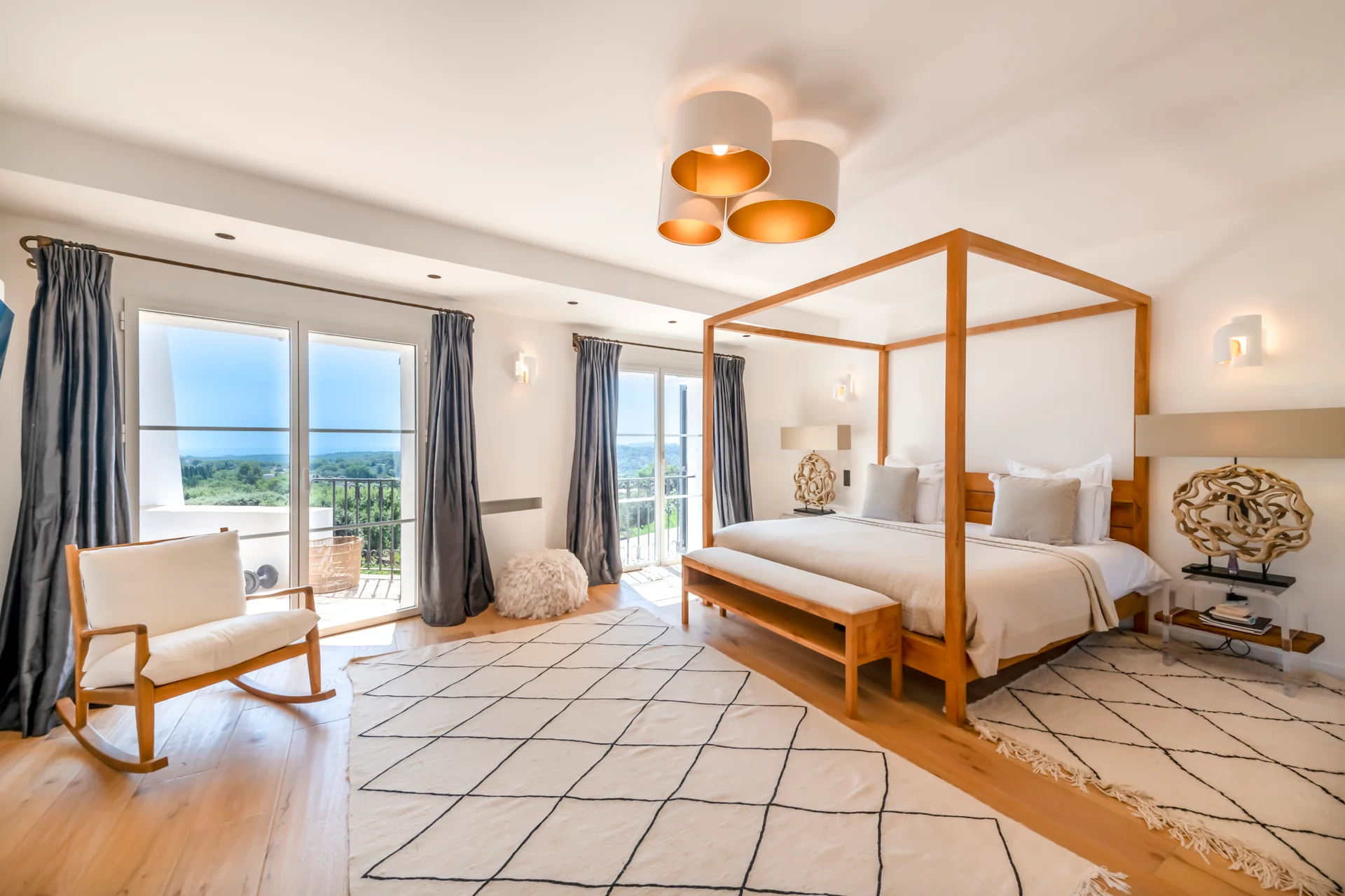 Suite principale, lit à baldaquin, tapis berbères et balcons sur la mer