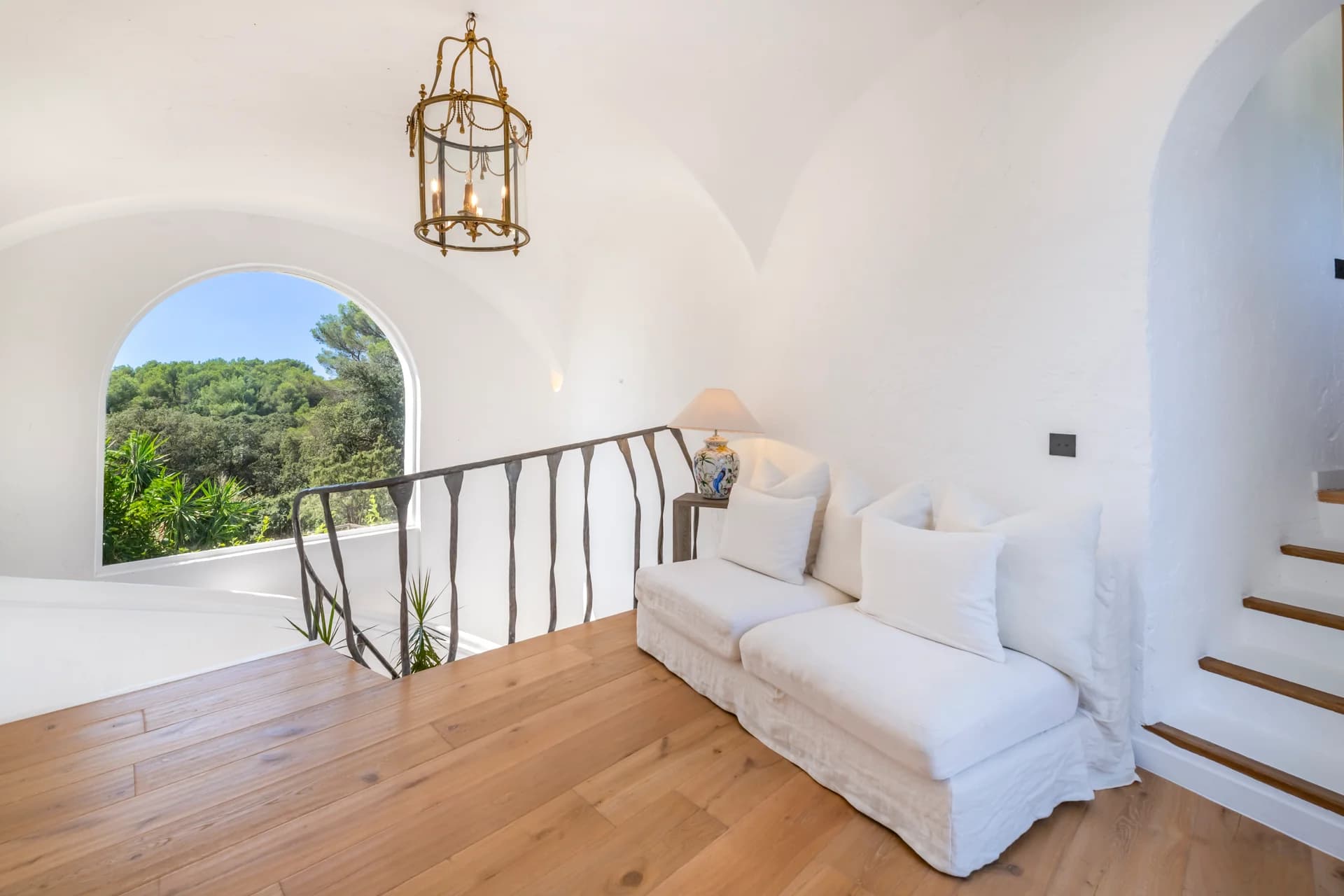 Palier, baie cintrée sur la pinède, banquette et lanterne dorée