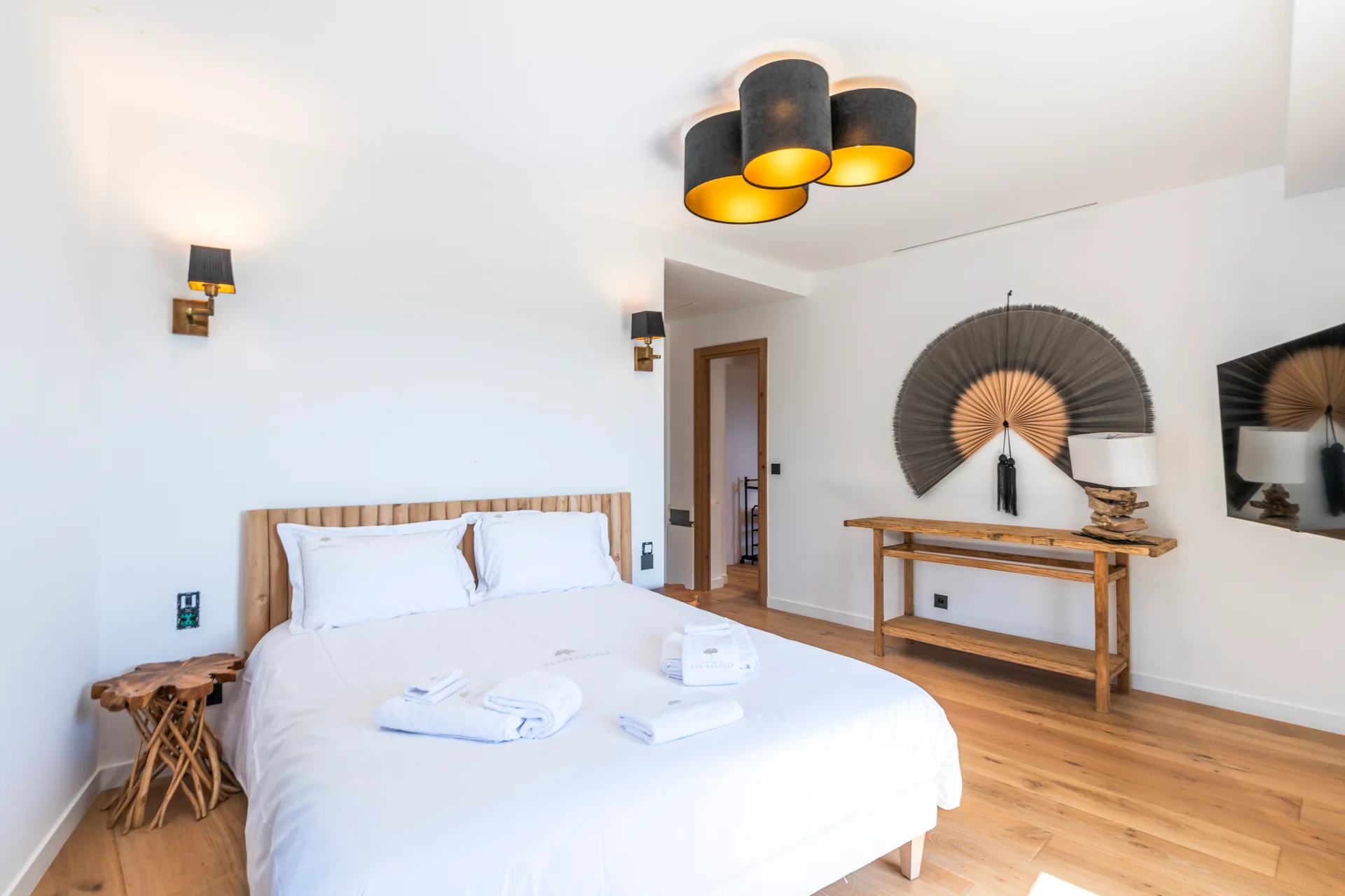 Chambre, tête de lit en bois, console et éventail mural