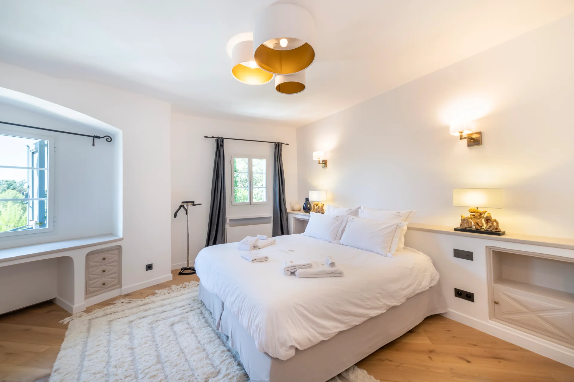 Chambre blanche, banquette sous la fenêtre et niche de rangement maçonnée