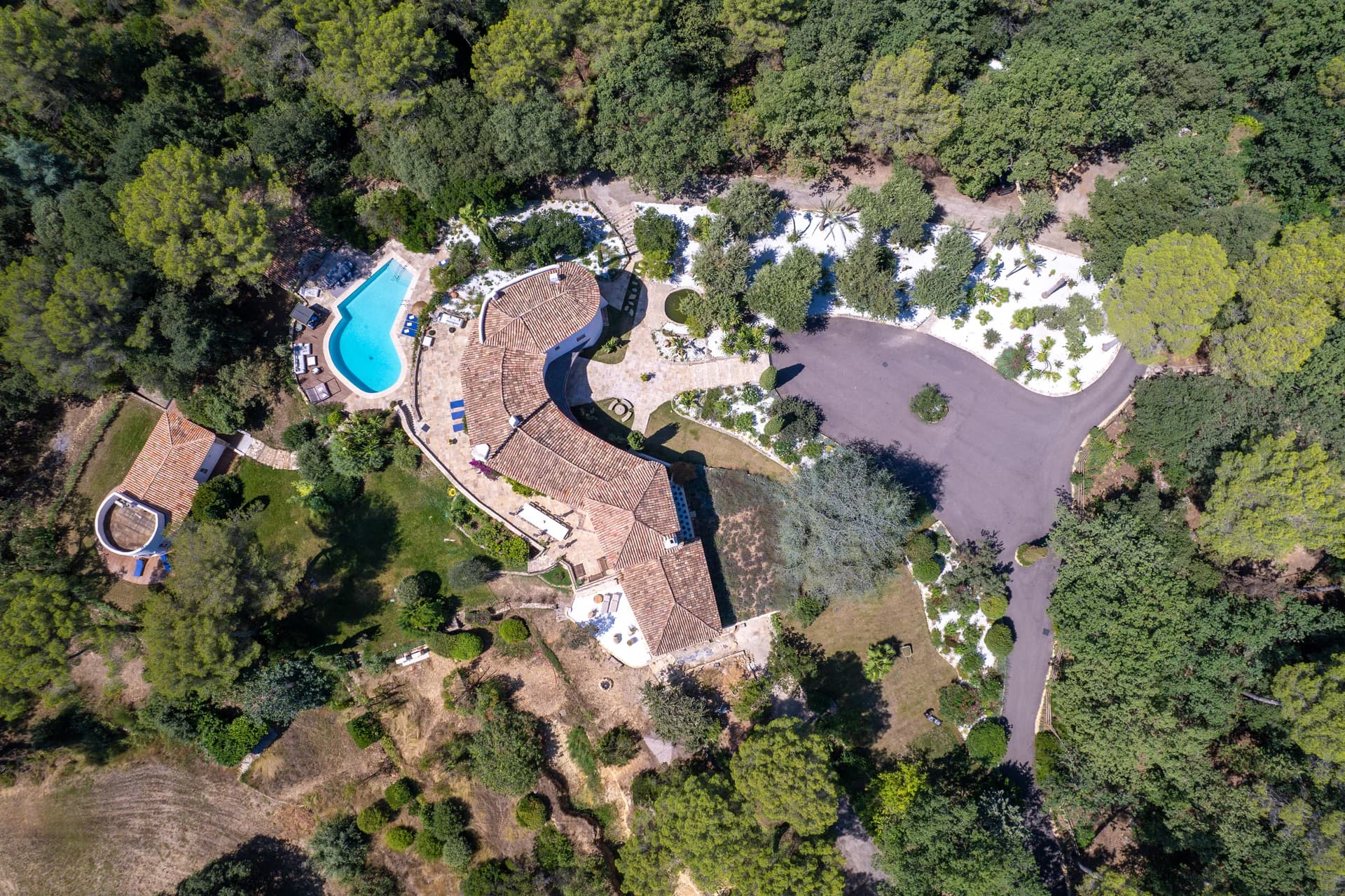 Vue aérienne : la bastide, la piscine et la maison d’amis