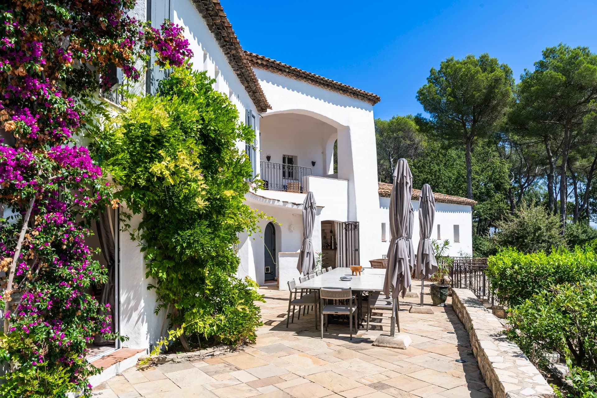 Façade sud, table de repas ombragée et bougainvillée en fleur