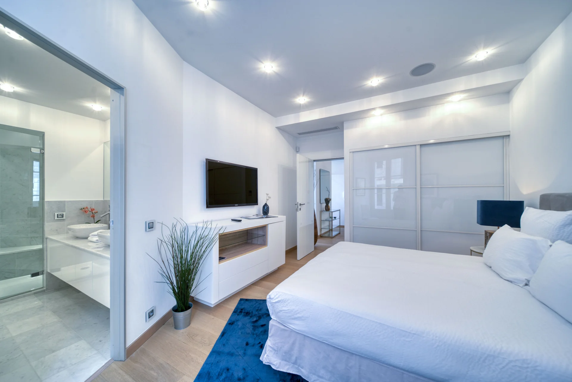 Chambre en suite avec dressing et écran plat