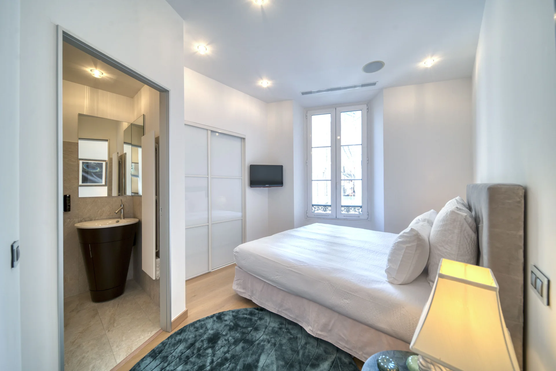 Chambre avec placards intégrés et grande fenêtre