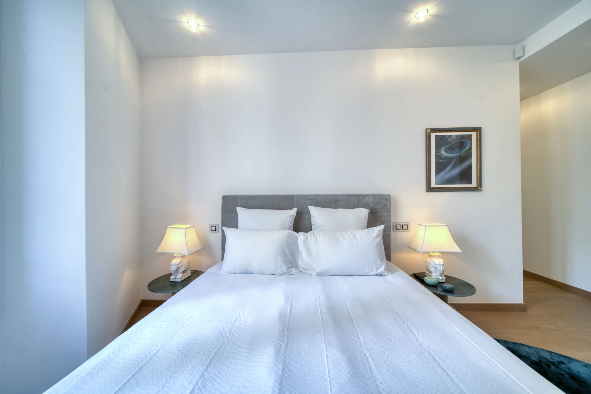 Chambre en suite, literie king size et lampes de chevet