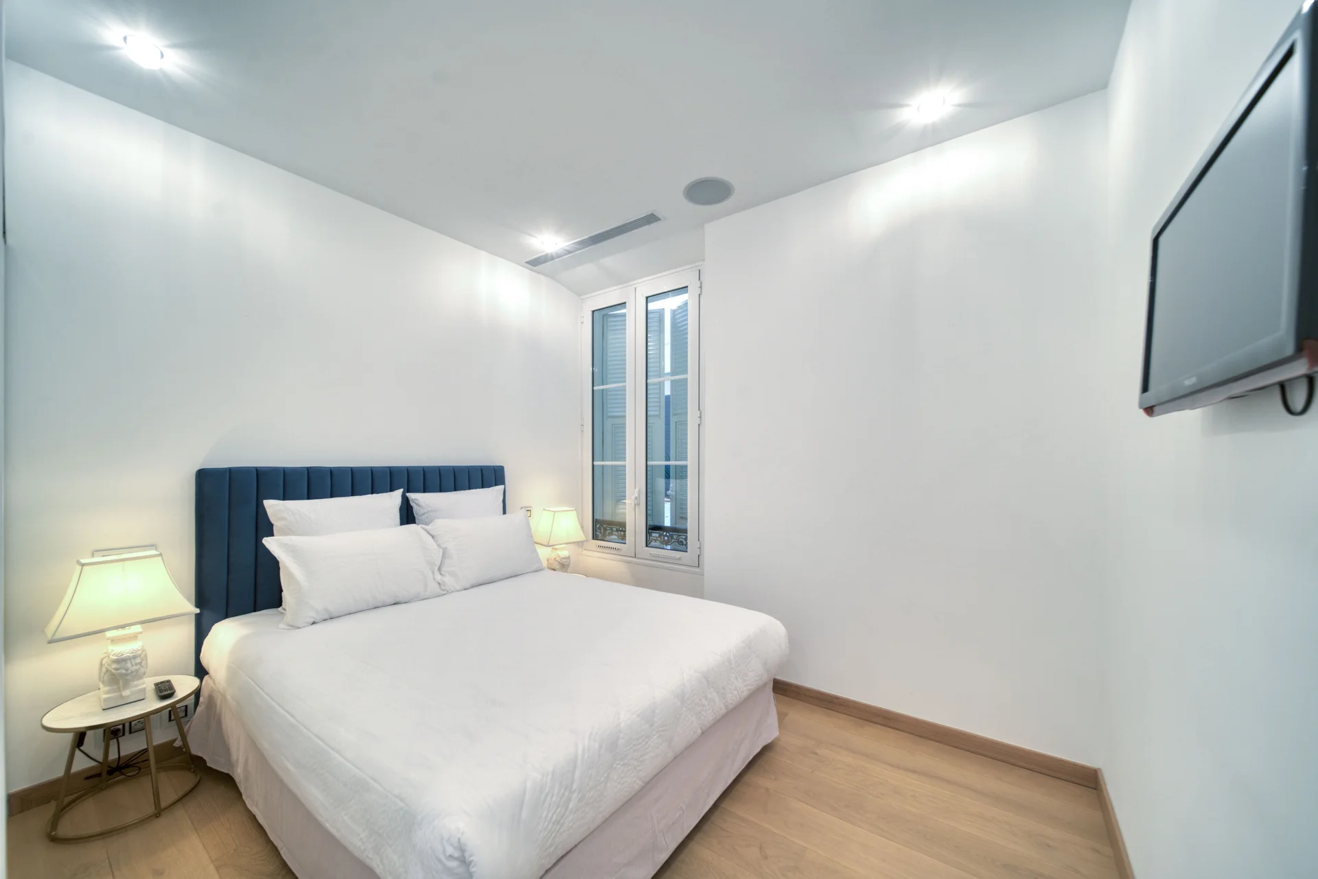 Chambre à la tête de lit bleu nuit
