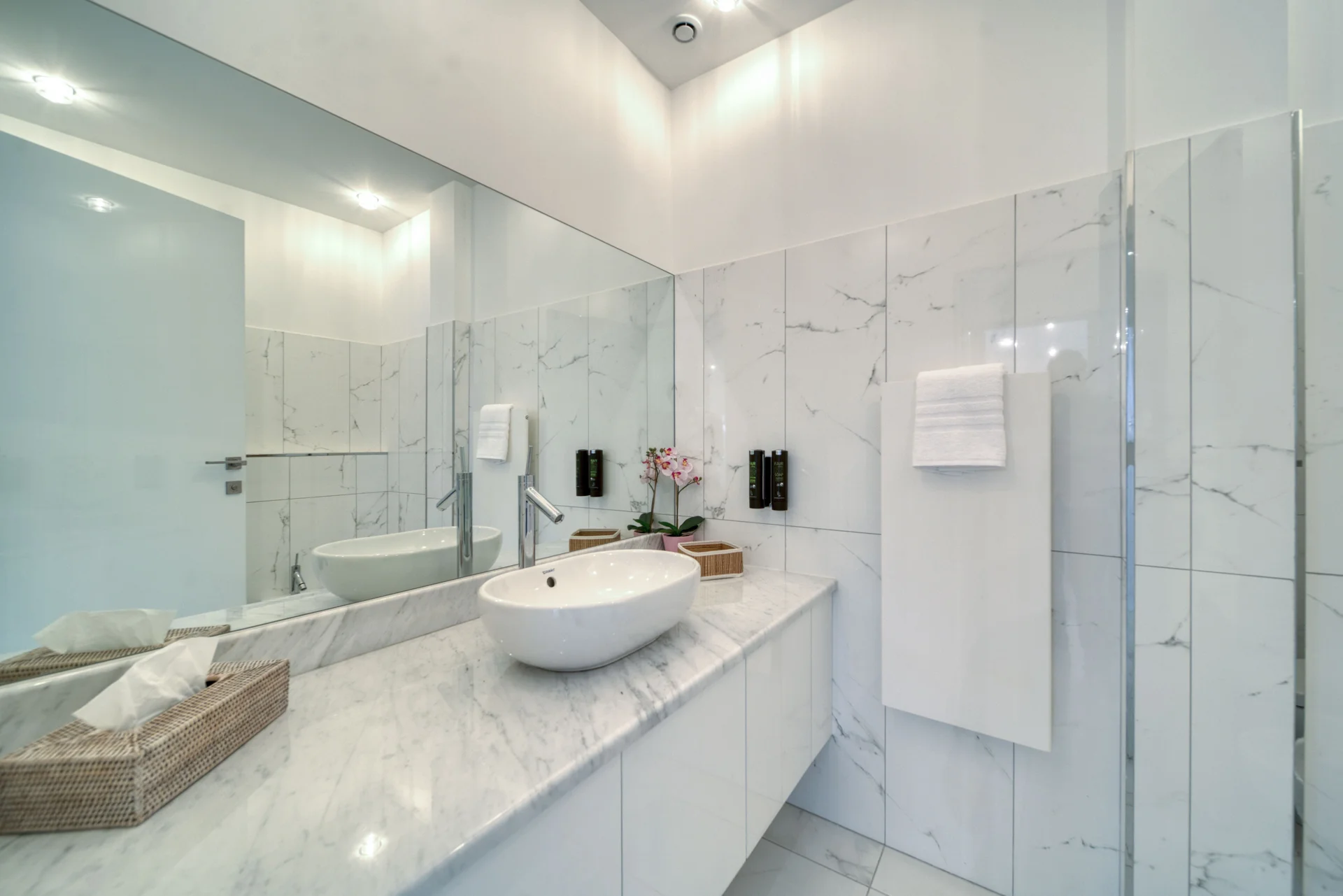 Salle de bain en marbre blanc, vasque posée