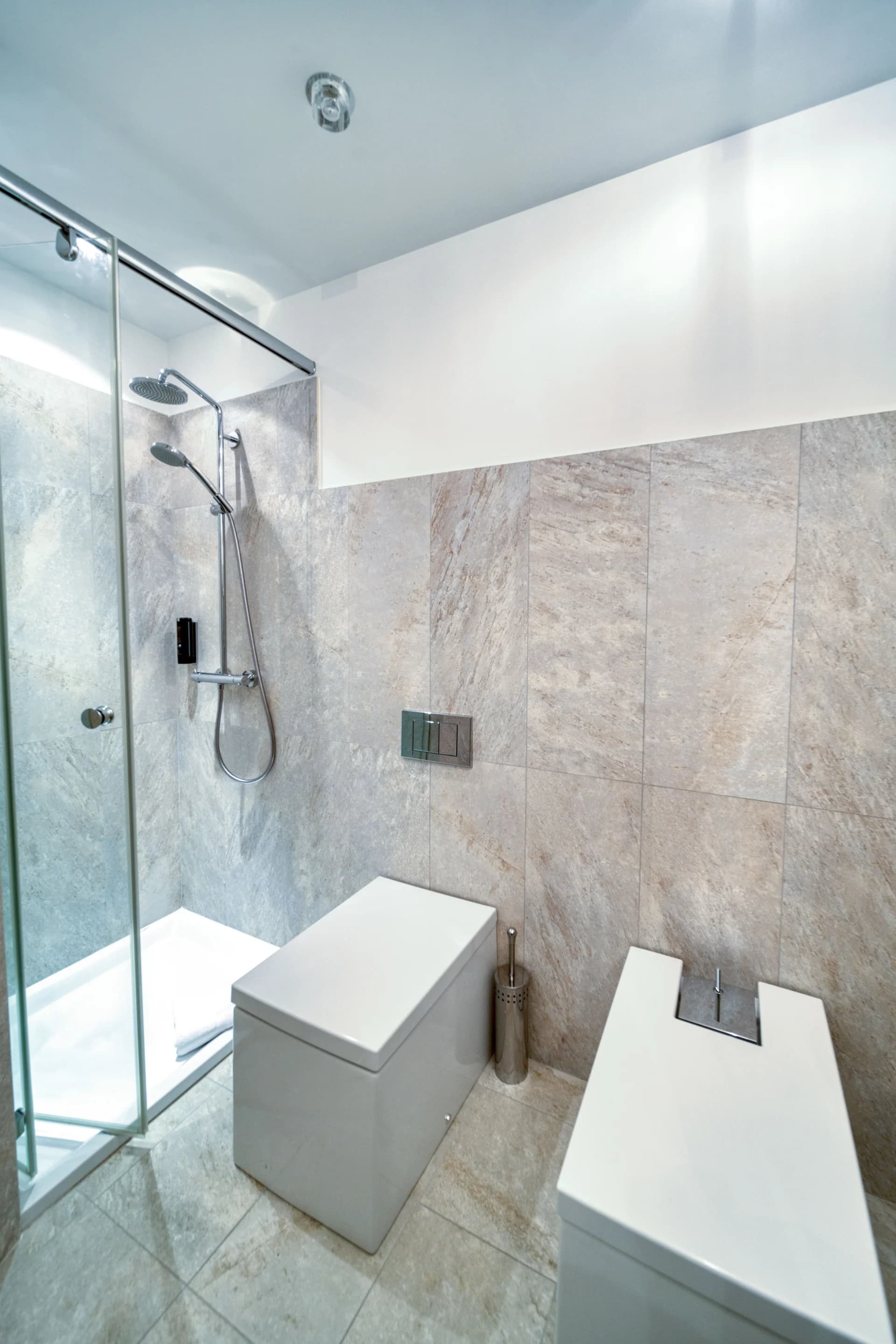 Salle d’eau en pierre, douche à l’italienne