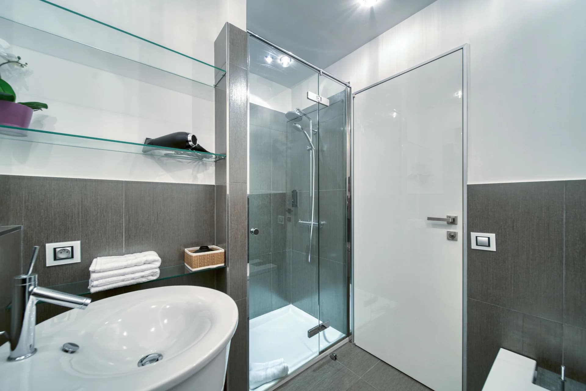 Salle de bain et baignoire, paroi de verre