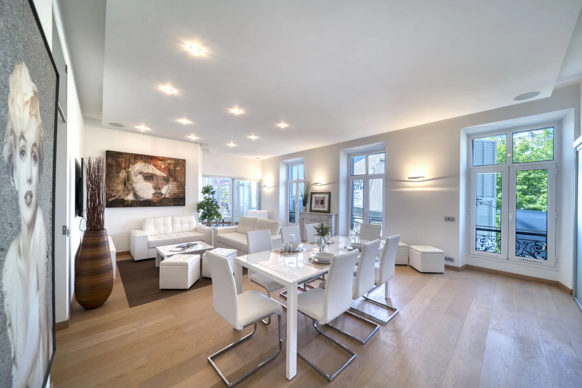 Séjour et salle à manger ouverts sur les fenêtres du boulevard de la Croisette