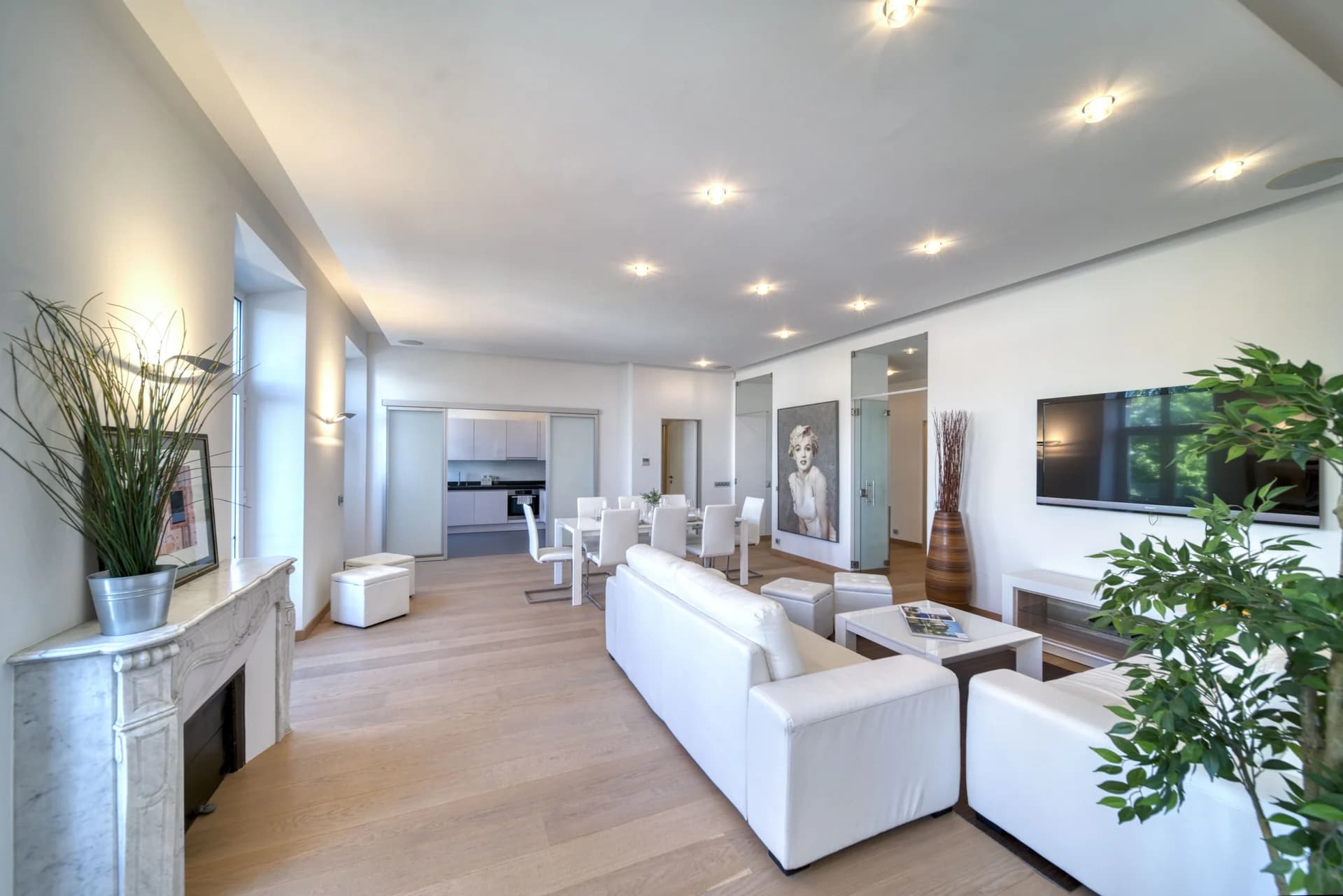 Double séjour de l’appartement Coppola, parquet clair et hauteur sous plafond