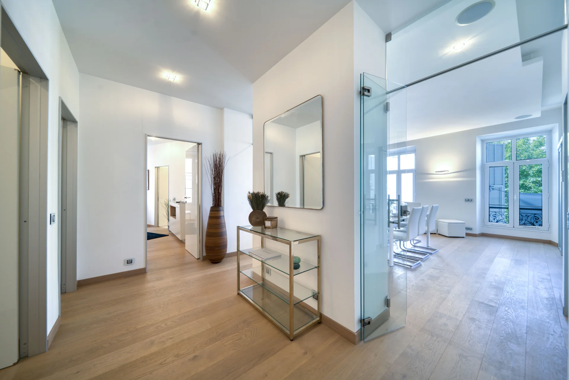 Entrée de l’appartement, console et miroir