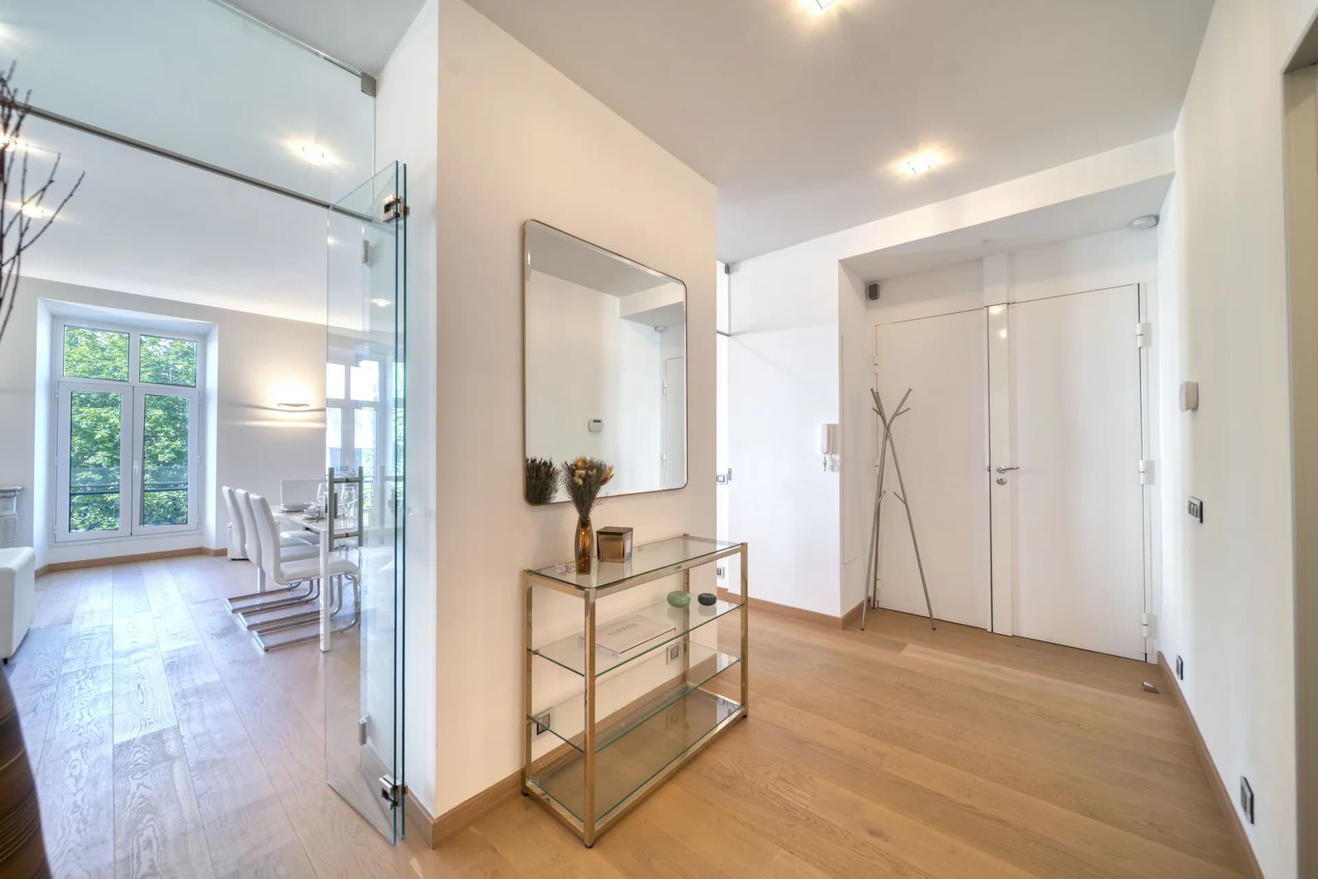 Dégagement et miroir en pied vers le séjour