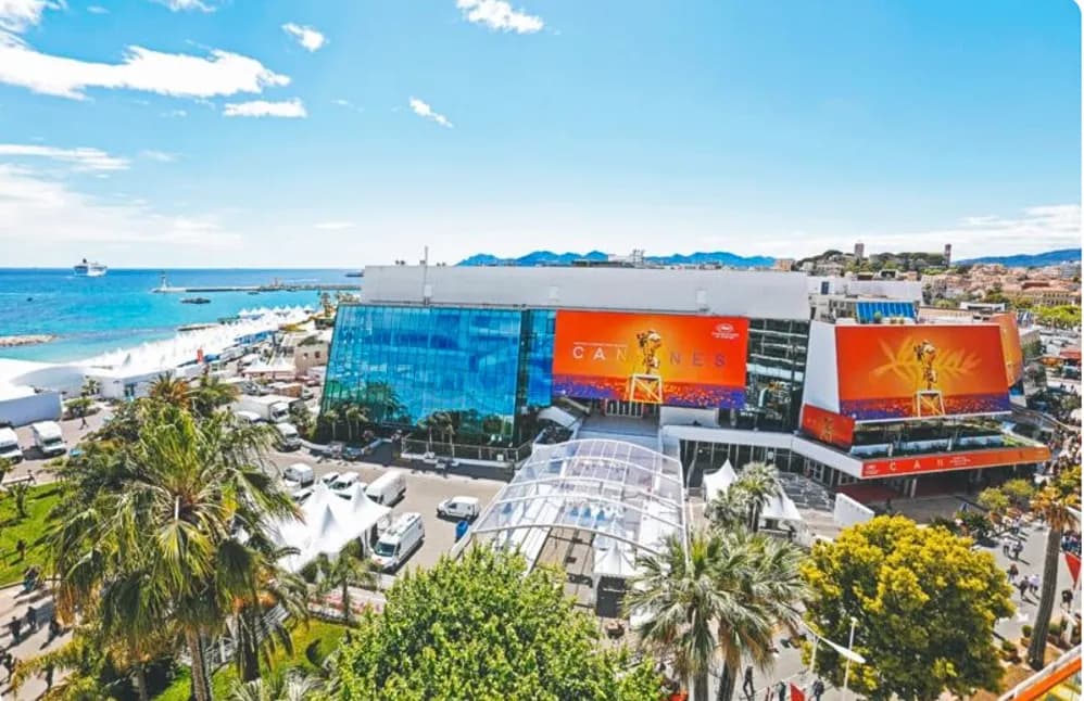 Vue depuis l’appartement Coppola sur le Palais des Festivals, la Croisette et la baie de Cannes