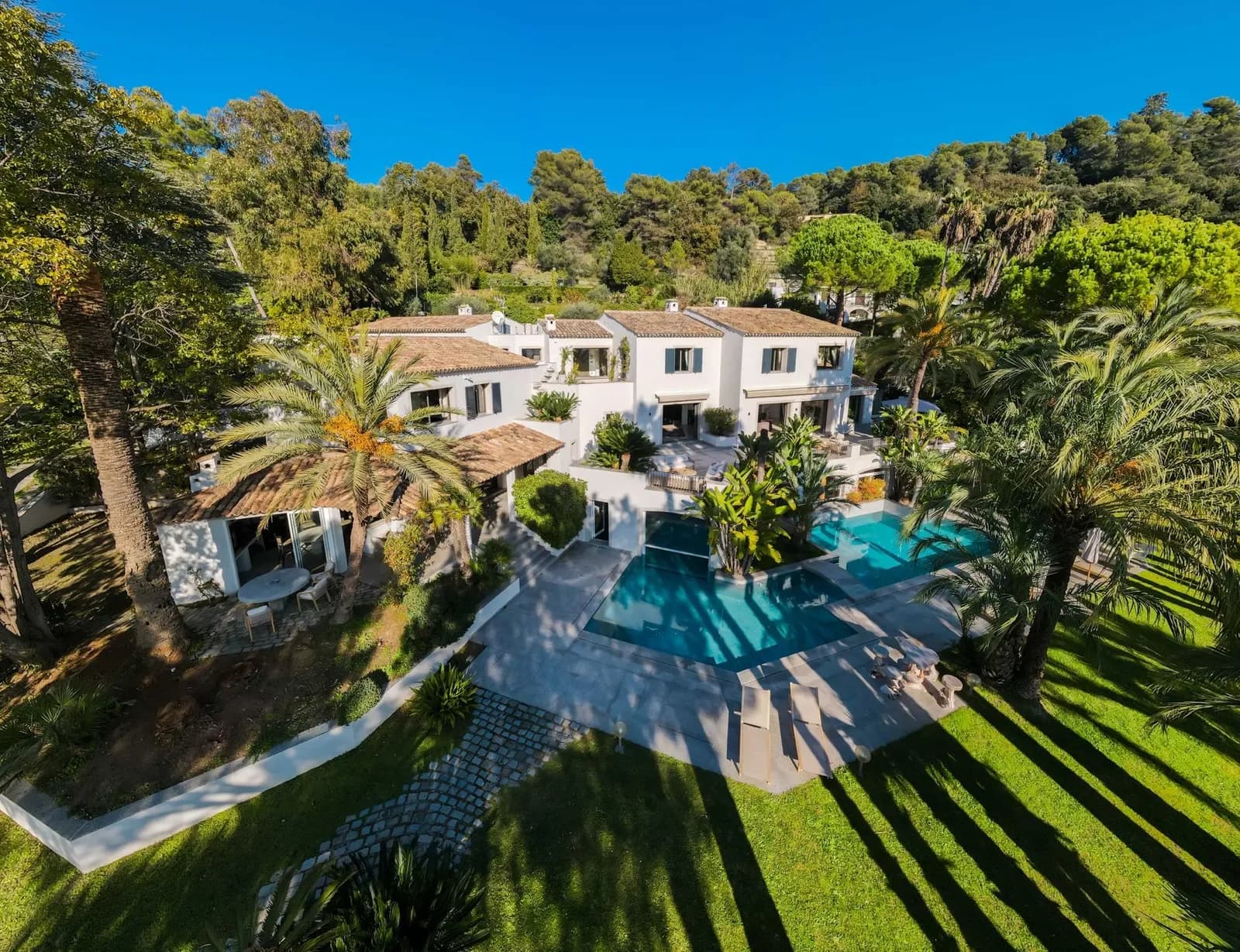 Vue aérienne de la Villa Eternity, de sa piscine et de son jardin de 9 700 m²