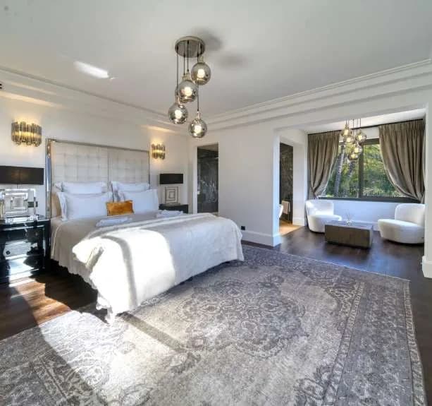 Chambre en suite, parquet sombre et tapis ancien