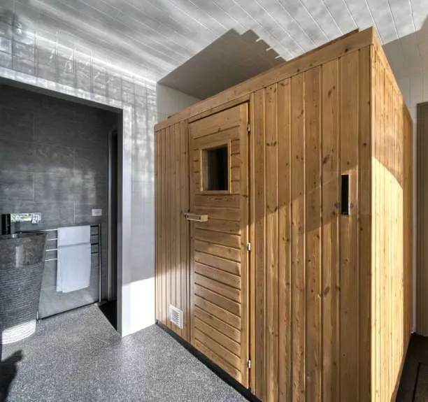 Sauna en bois clair et sa douche