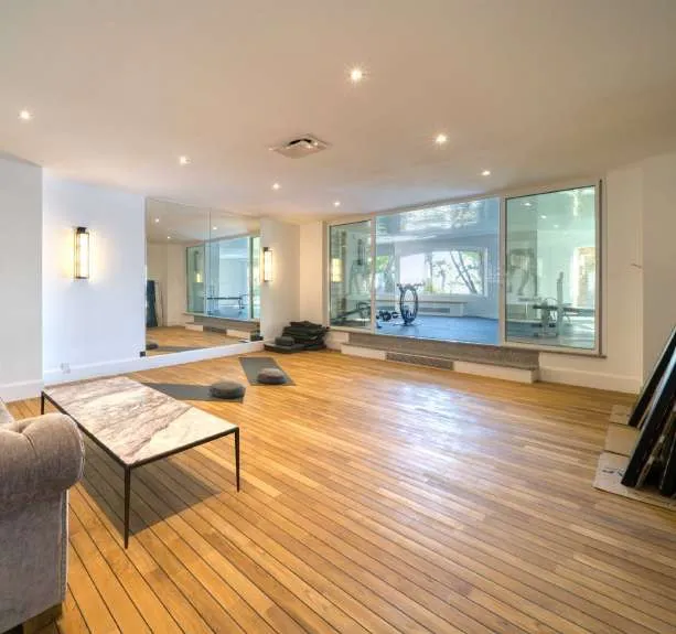 Salle de yoga et de fitness, mur de miroirs et parquet