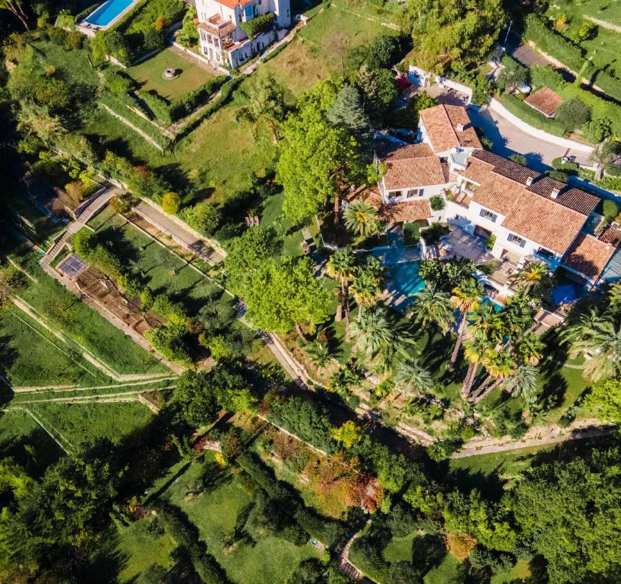 Le toit de tuiles et les terrasses du jardin vus à l’aplomb