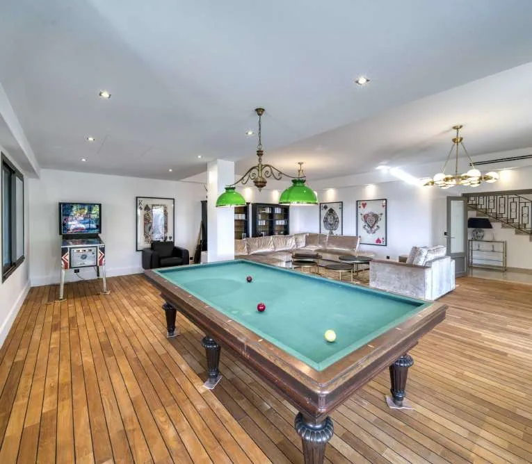 Salle de jeux, billard et parquet large