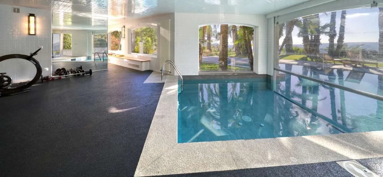 Piscine intérieure et espace fitness, baies ouvertes sur le jardin