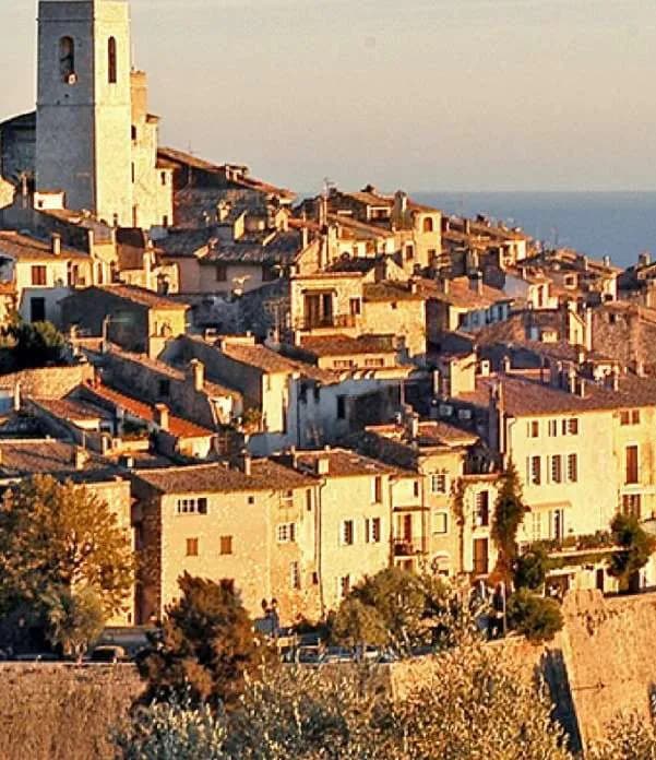 Le village médiéval de Saint-Paul-de-Vence, à deux pas de la propriété