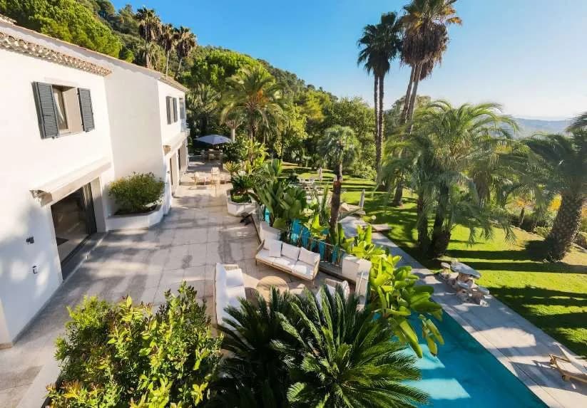La villa et sa piscine depuis le haut du jardin, palmiers et cyprès