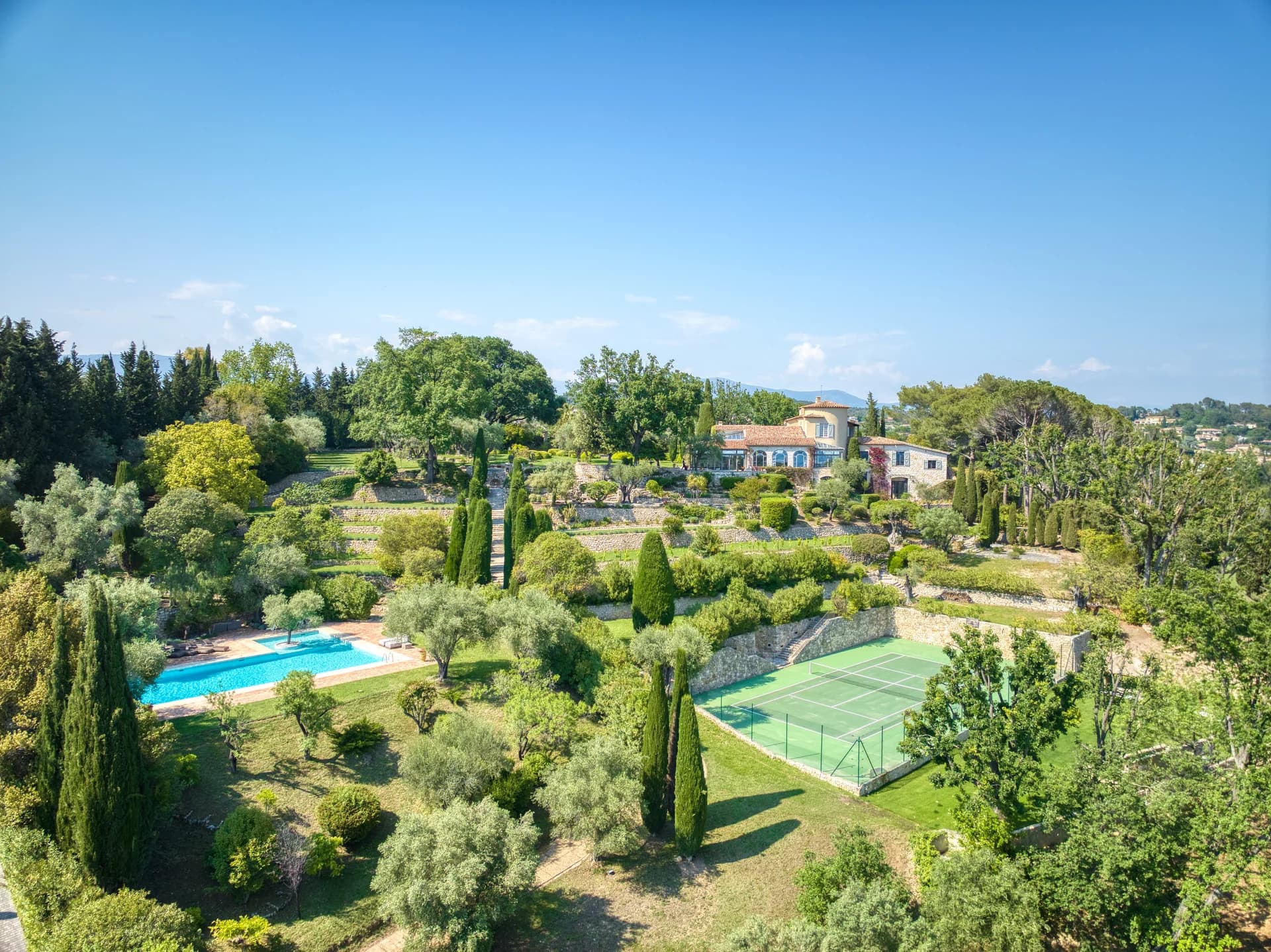La piscine, le court de tennis et le mas au-dessus des restanques